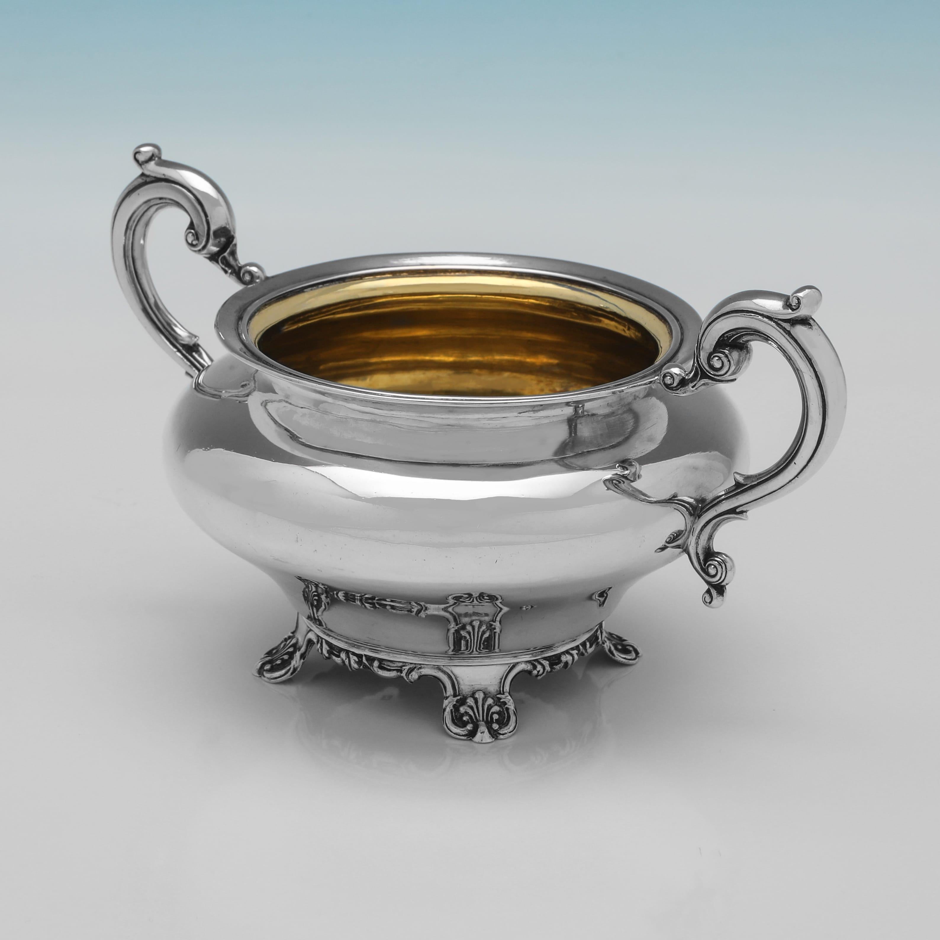 Diese sehr seltene, viktorianische Zuckerdose aus antikem Sterlingsilber wurde 1840 in York von James Barber & William North gepunzt. Sie steht auf vier Füßen, hat gerollte Henkel und eine vergoldete Innenseite. Die Zuckerdose misst 11,5 cm (4,5