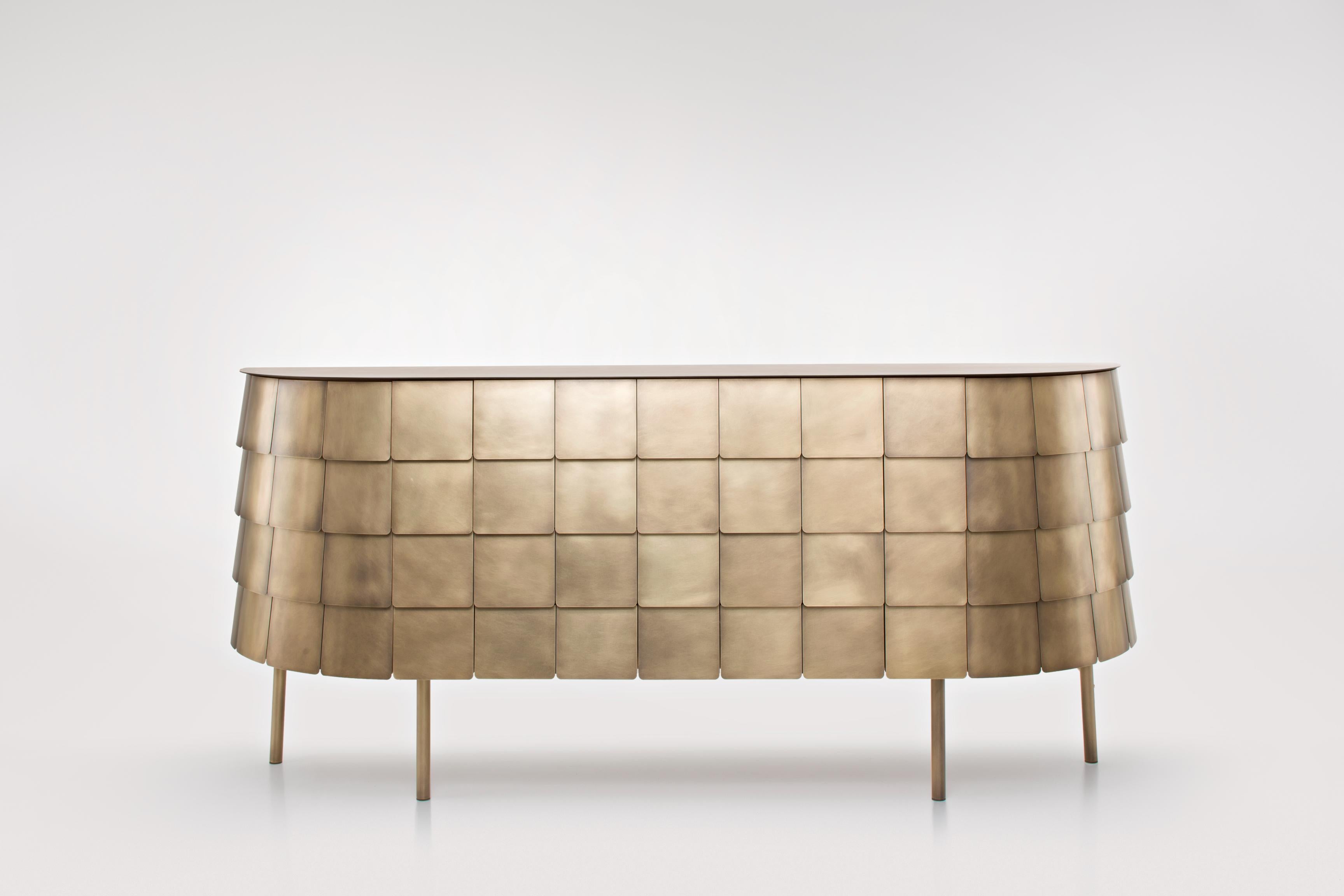 Mobile Yoroi di De Castelli
Dimensioni: L 208 x P 46 x H 90 cm
Materiali: Ottone Orbitale DeLabrè, Wood Oak naturale
Sono disponibili anche le versioni in acciaio inox e rame. Contattaci per qualsiasi richiesta.

Come le dure lastre di metallo che