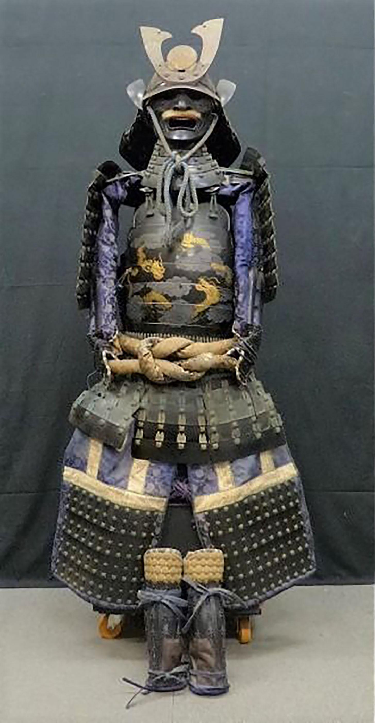 Incredible and particularly beautiful Yoroi samurai armor, Dragon pattern, originating from Osaka, Japan, dating from the beginning of the 20th century.
This armor was made according to the ancient tradition of using high quality materials. The