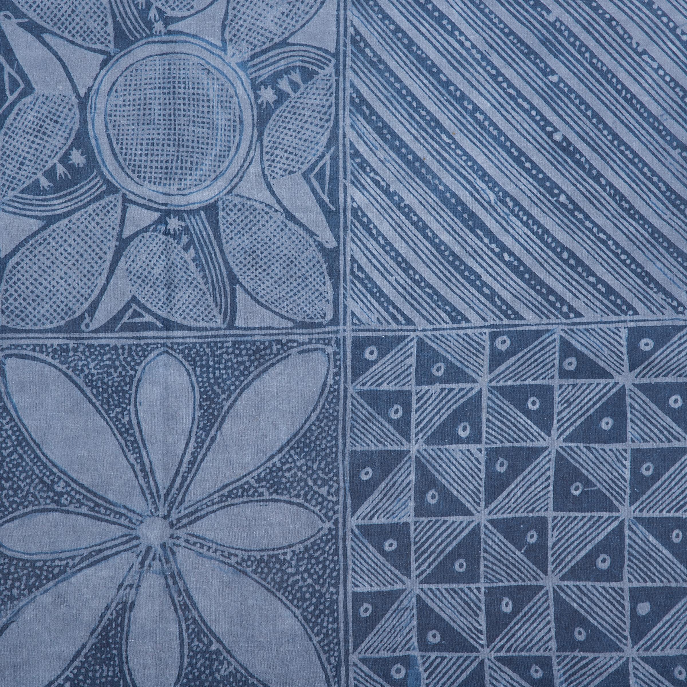 Un éventail étourdissant de motifs complexes recouvre ce magnifique textile indigo du peuple Yoruba du Nigeria. Teint à la main par les femmes, ce type de tissu indigo est connu sous le nom d'adire eleko et est fabriqué en appliquant de l'amidon de