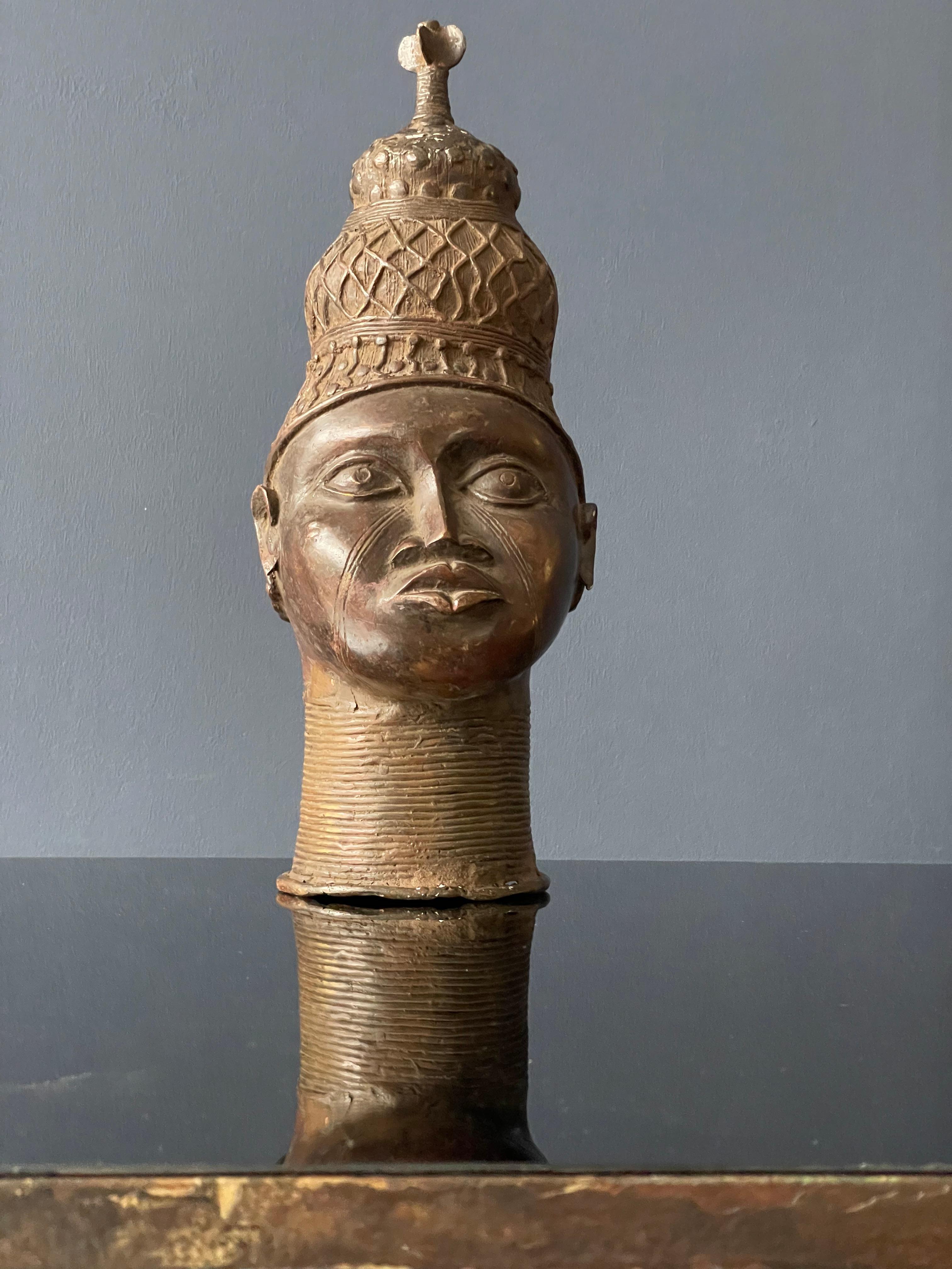 Tête, , sculpture en bronze de l'artiste Yoruba Bon état - En vente à Munich, DE