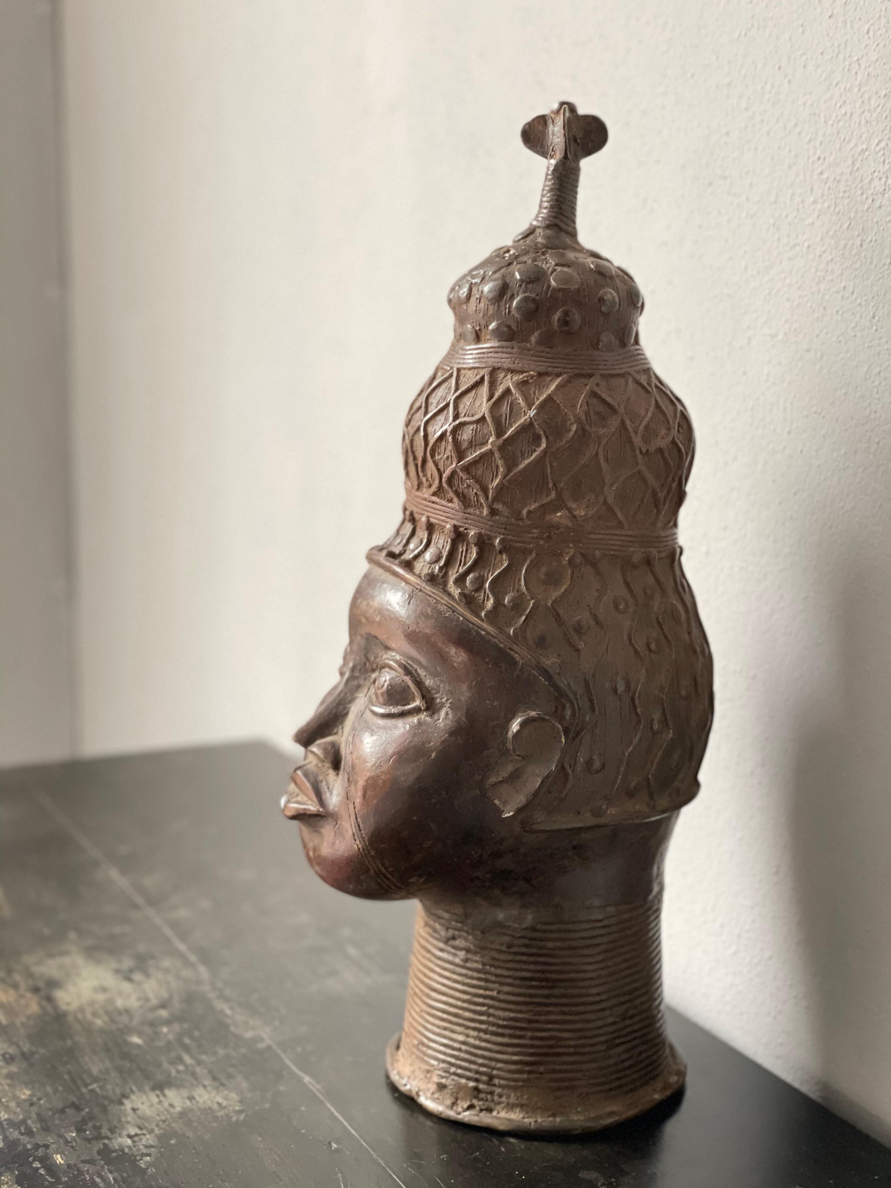 Milieu du XXe siècle Tête, , sculpture en bronze de l'artiste Yoruba en vente