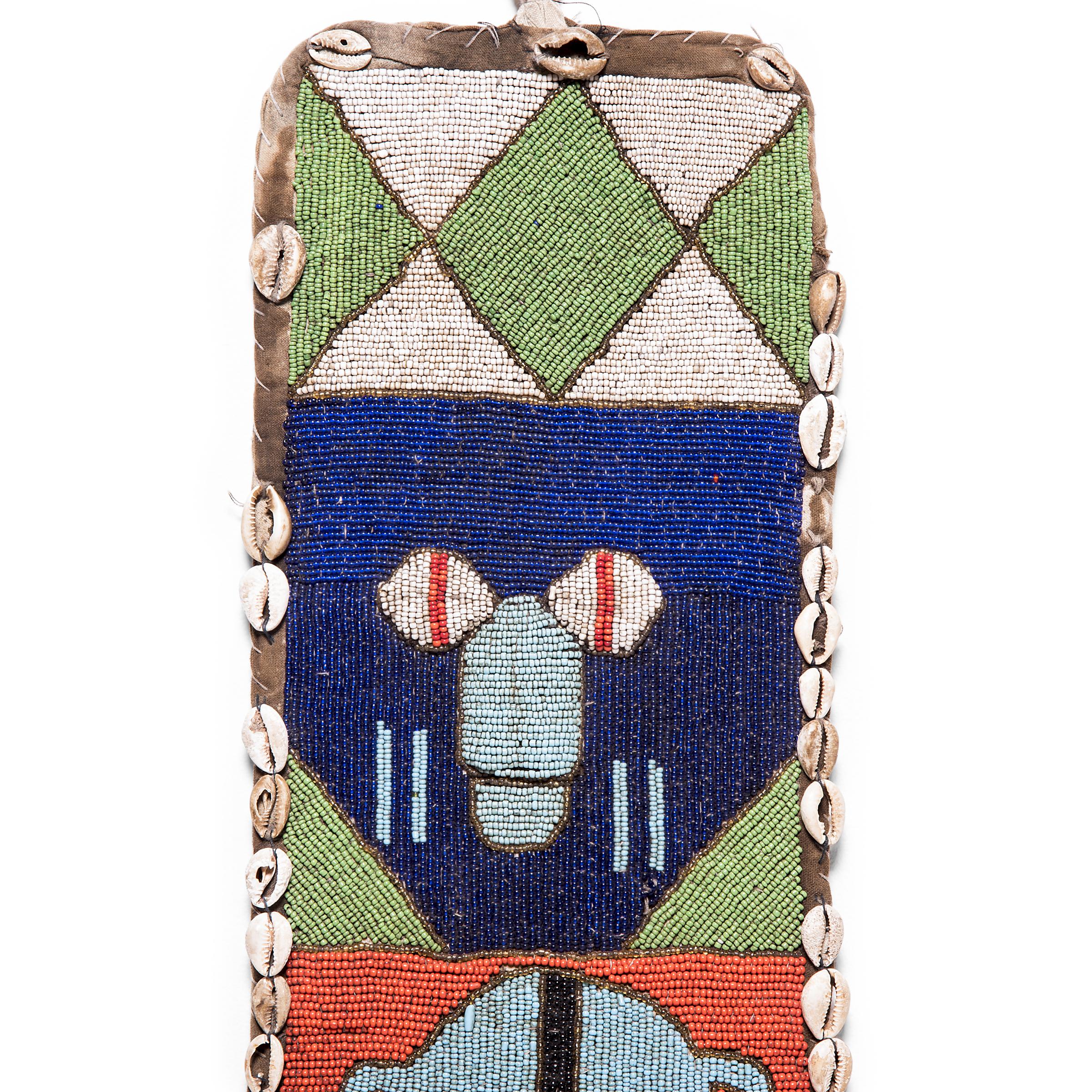 Este tren de colores, de intrincada construcción, fue minuciosamente creado por artesanos yoruba en Nigeria a mediados del siglo XX. Los diseños recientes como éste se basaban en fajas que significaban la posición espiritual del propietario dentro