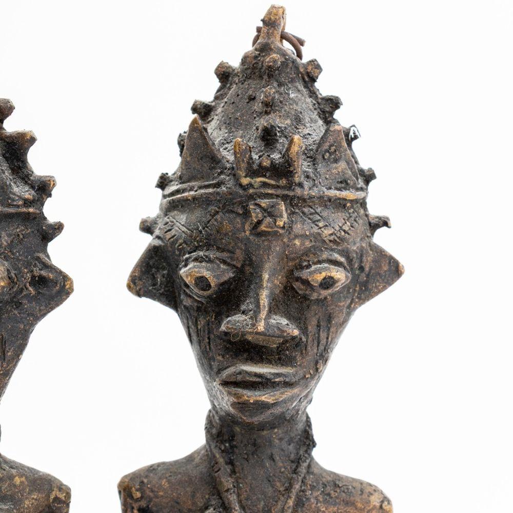 Dos pares de bastones de latón figurados Yoruba Edan Ogboni, cada par sobre una base escalonada, junto con documentación de la Galería Segy. Más alto en total: 11,25
