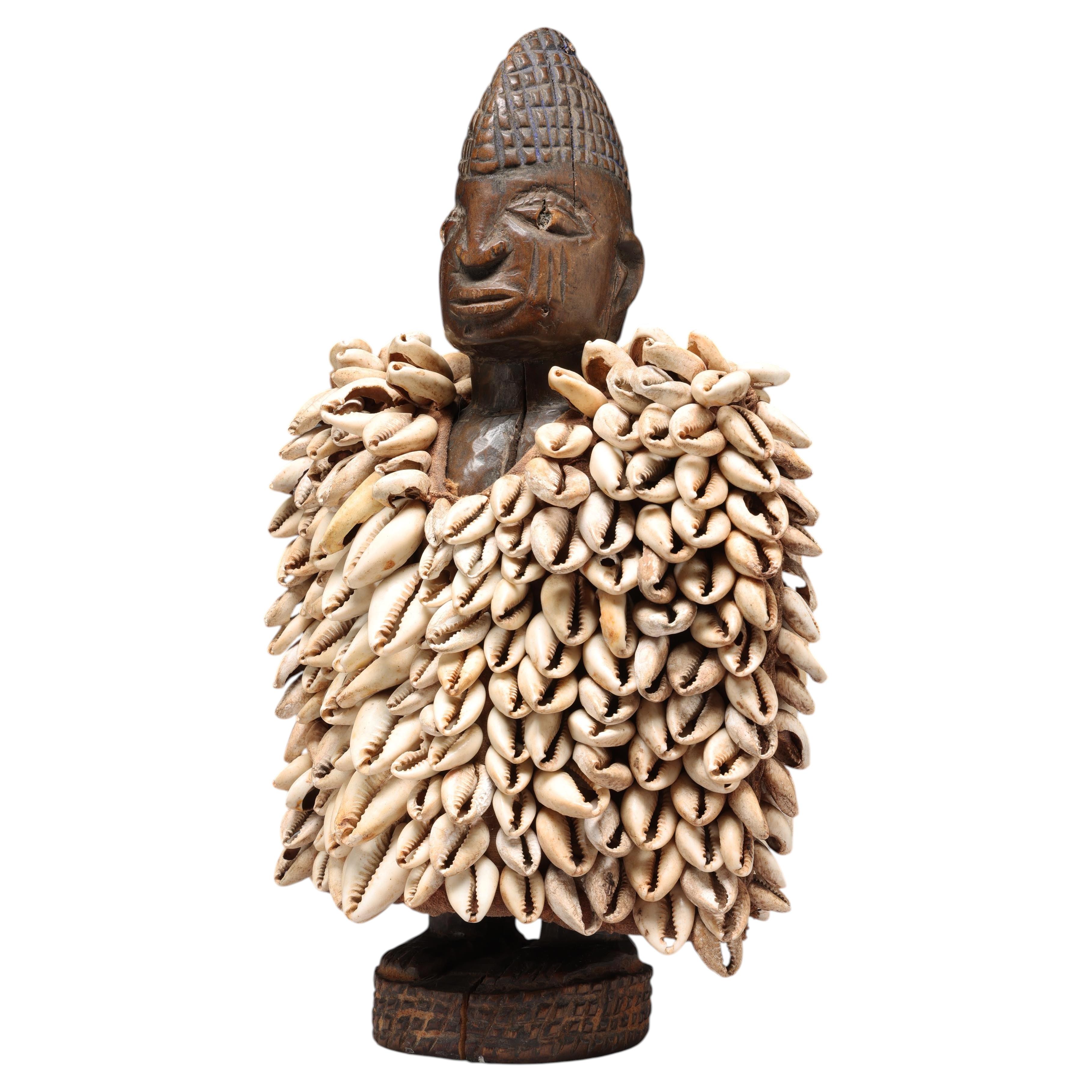 Figure féminine Yoruba, figure Ibeji, Nigeria, Afrique avec manteau de cauris
