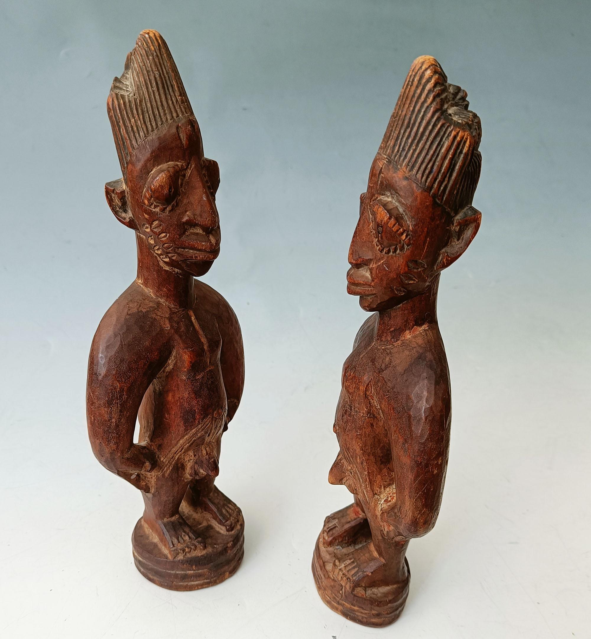 Yoruba Ibeji Zwillingsfiguren - Igbuke Workshop Oyo Nigeria Afrikanische Tribal Art (Handgeschnitzt) im Angebot