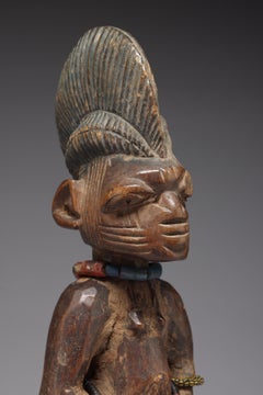 Figure masculine Yoruba, un Ibeji ou figure jumelle, Nigéria, Afrique, usé par le temps, perles