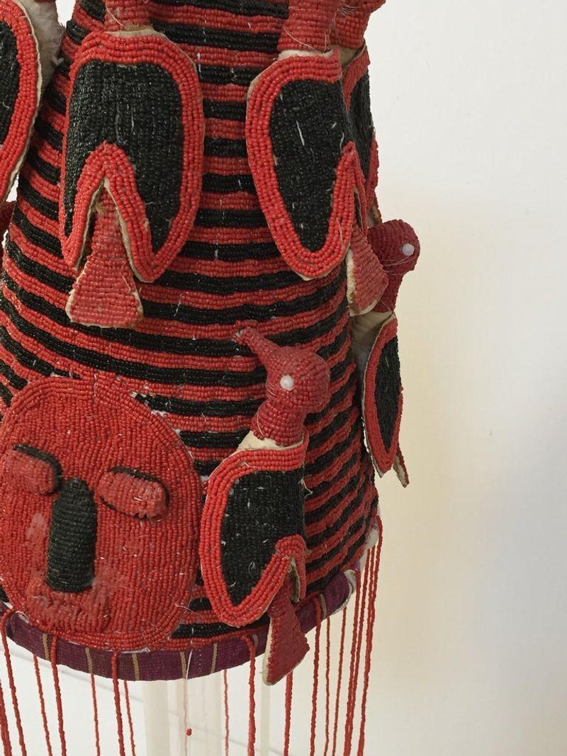 Tocado Yoruba Nigeria Africano Rojo Real Corona con Cuentas sobre Soporte de Lucite en venta 2