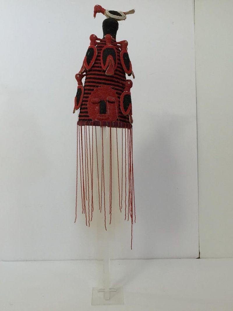Tocado Yoruba Nigeria Africano Rojo Real Corona con Cuentas sobre Soporte de Lucite Tribal en venta