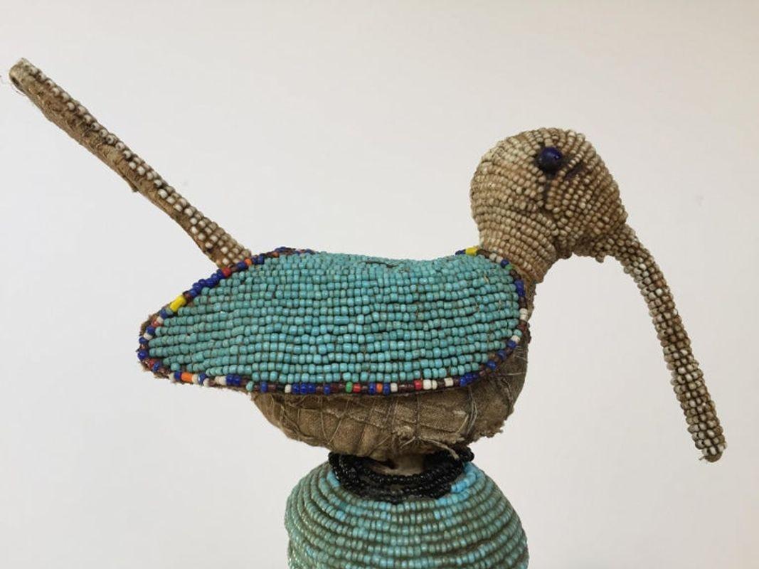 Tissu Couronne royale Yoruba africaine en perles sur socle en lucite en vente