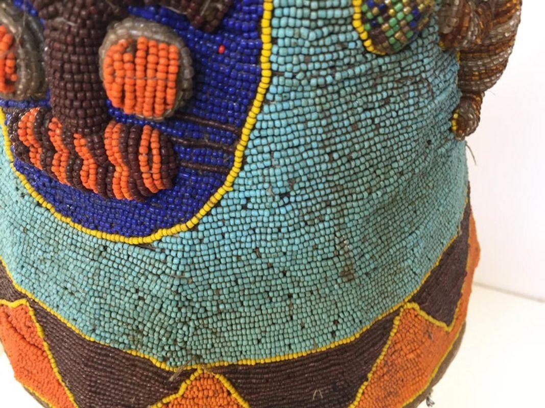 Yoruba Nigeria, afrikanisches königliches perlenbesetztes Kopfschmuckkrone auf Lucite-Ständer (Handgefertigt) im Angebot