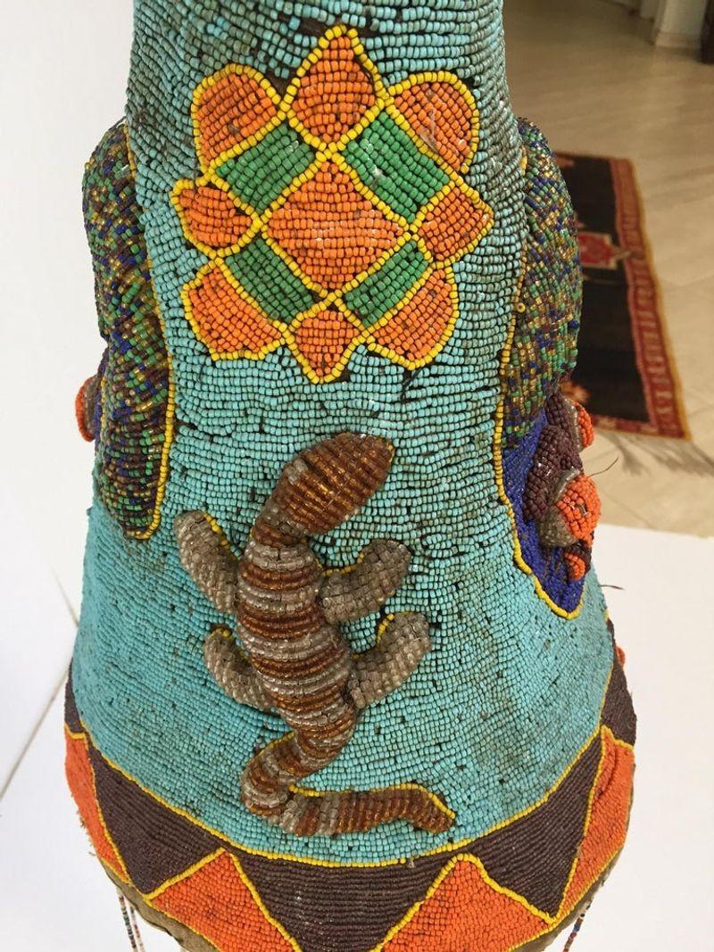 Yoruba Nigeria, afrikanisches königliches perlenbesetztes Kopfschmuckkrone auf Lucite-Ständer (Stoff) im Angebot