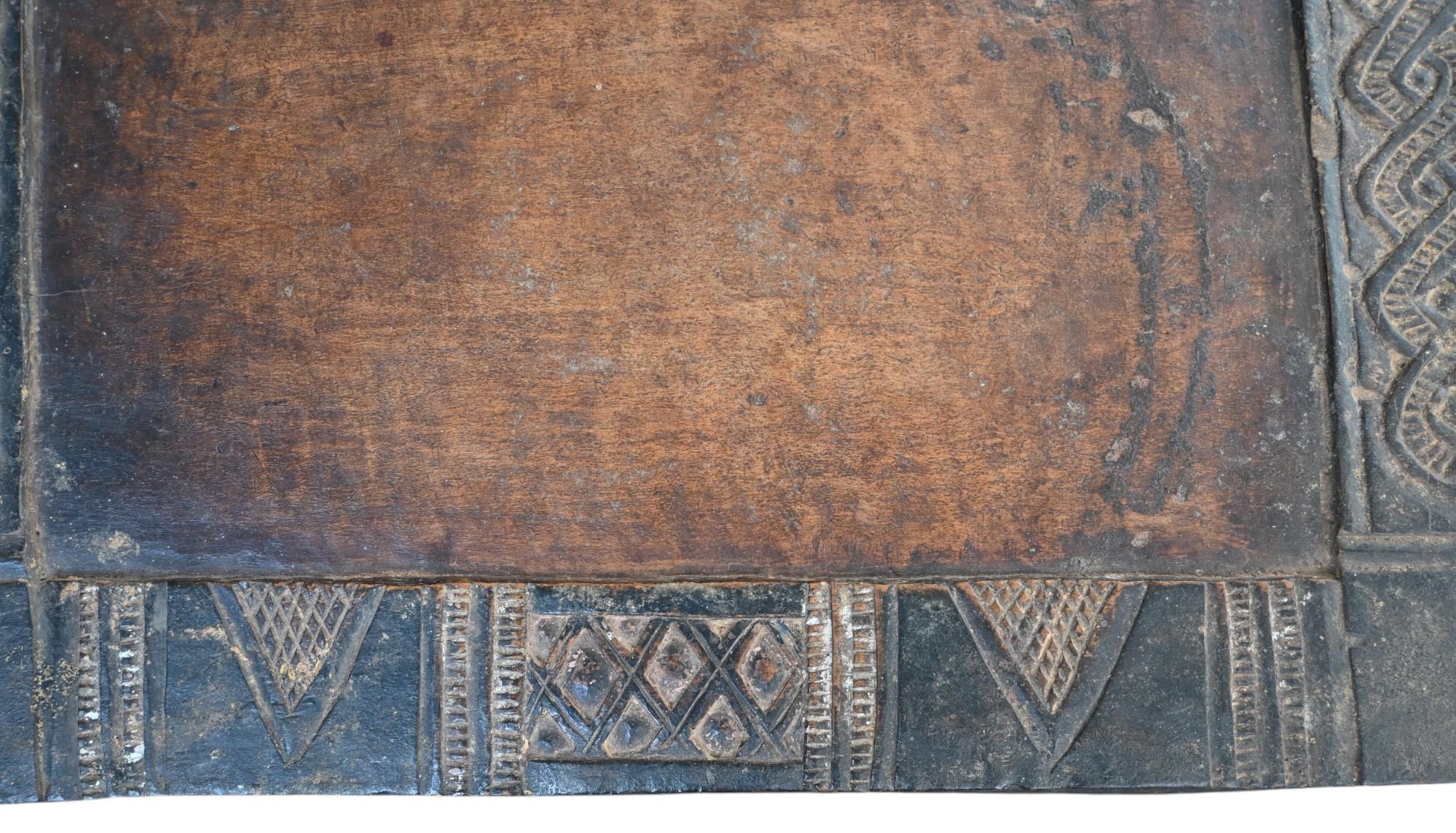 Yoruba, Nigeria, carved wooden 'OPON IFA' divination board In Good Condition In Bilzen, BE