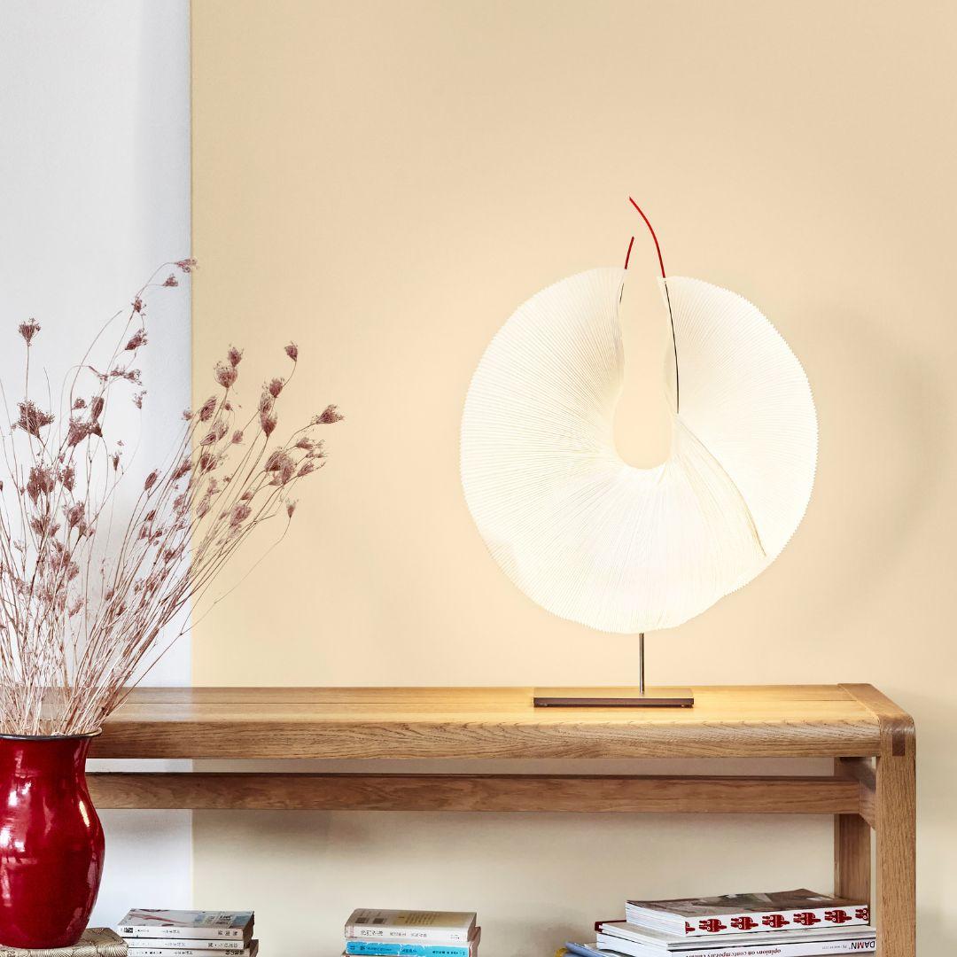 Lampe de table en papier Washi japonais et acier inoxydable 'Yoruba Rose' pour Ingo Maurer

Design/One par Dagmar Mombach et produit par Ingo Maurer, l'une des plus célèbres icônes allemandes de l'éclairage depuis 1966. Avec imagination, créativité