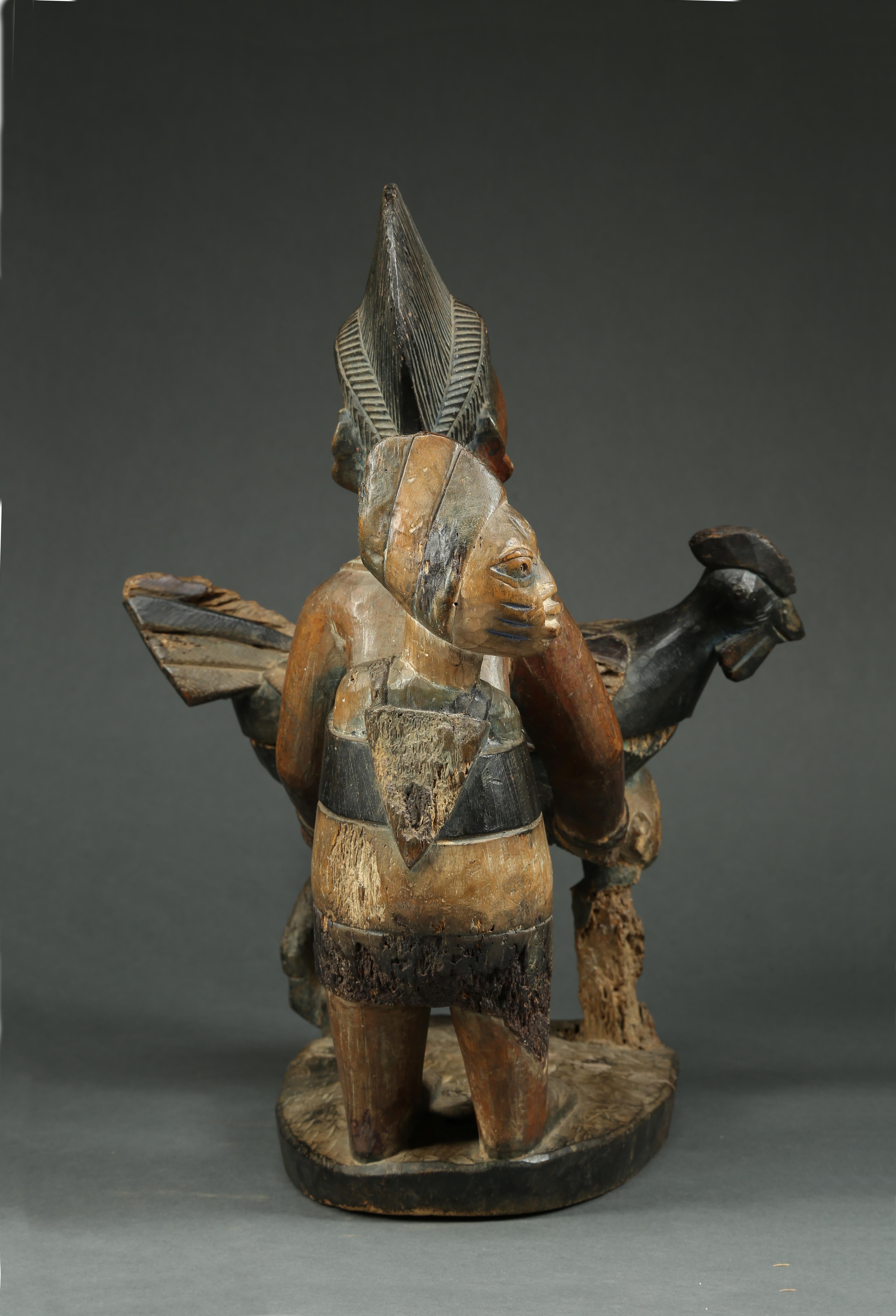 Yoruba Tribal Maternity Offering Bowl Figure Chicken, Nigeria Africa weathered In Distressed Condition For Sale In Point Richmond, CA