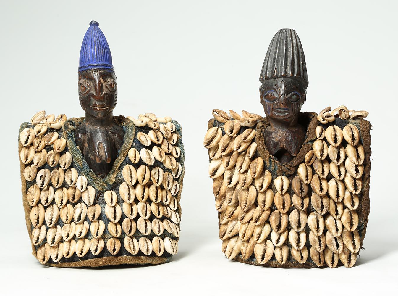Paire de figures tribales Yoruba Ibeji avec cauris, Nigeria, Afrique

Les cauris étaient une sorte de monnaie d'échange en Afrique de l'Ouest, et lorsqu'ils sont cousus à des manteaux en tissu pour habiller les personnages Ibeji, c'est le signe