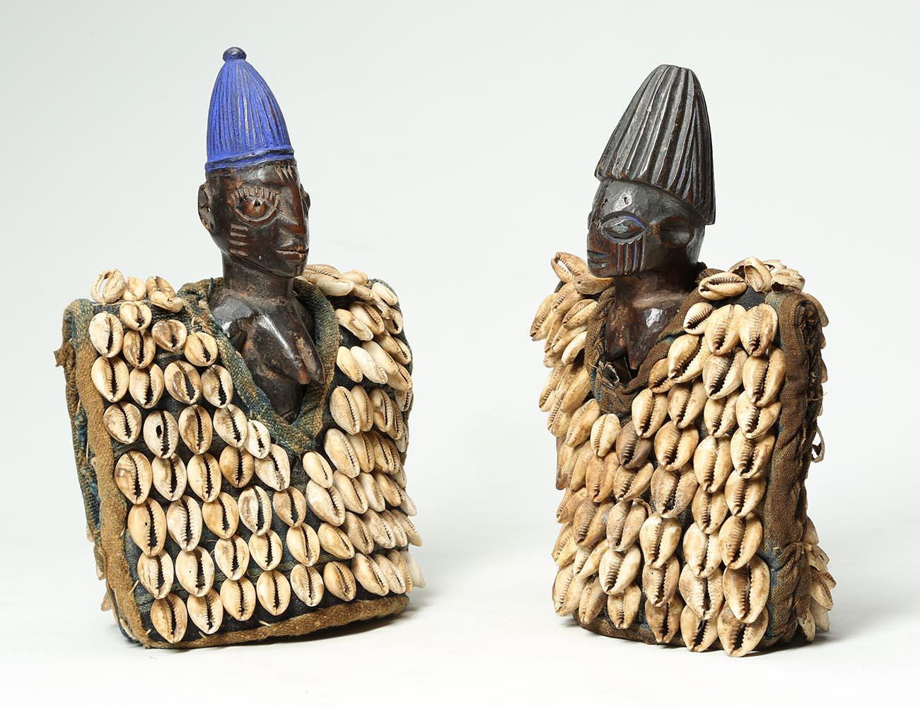 Tribal Paire de figurines tribales Yoruba d'Ibeji avec pantalons de vache, Nigeria, Afrique