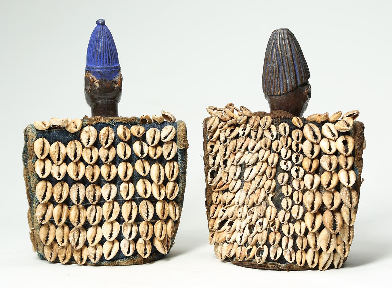 Nigérian Paire de figurines tribales Yoruba d'Ibeji avec pantalons de vache, Nigeria, Afrique