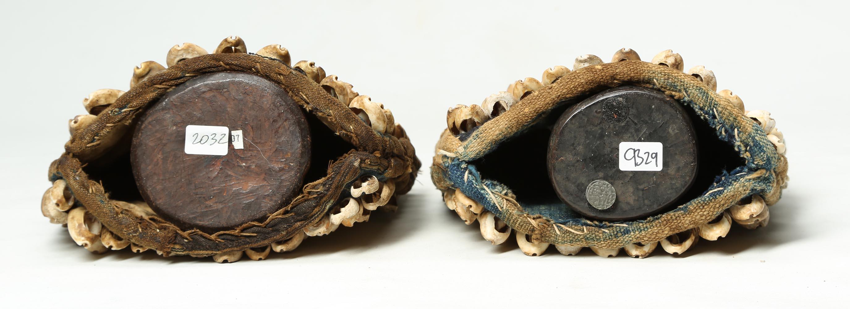 Bois Paire de figurines tribales Yoruba d'Ibeji avec pantalons de vache, Nigeria, Afrique