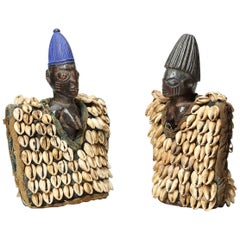 Paire de figurines tribales Yoruba d'Ibeji avec pantalons de vache, Nigeria, Afrique