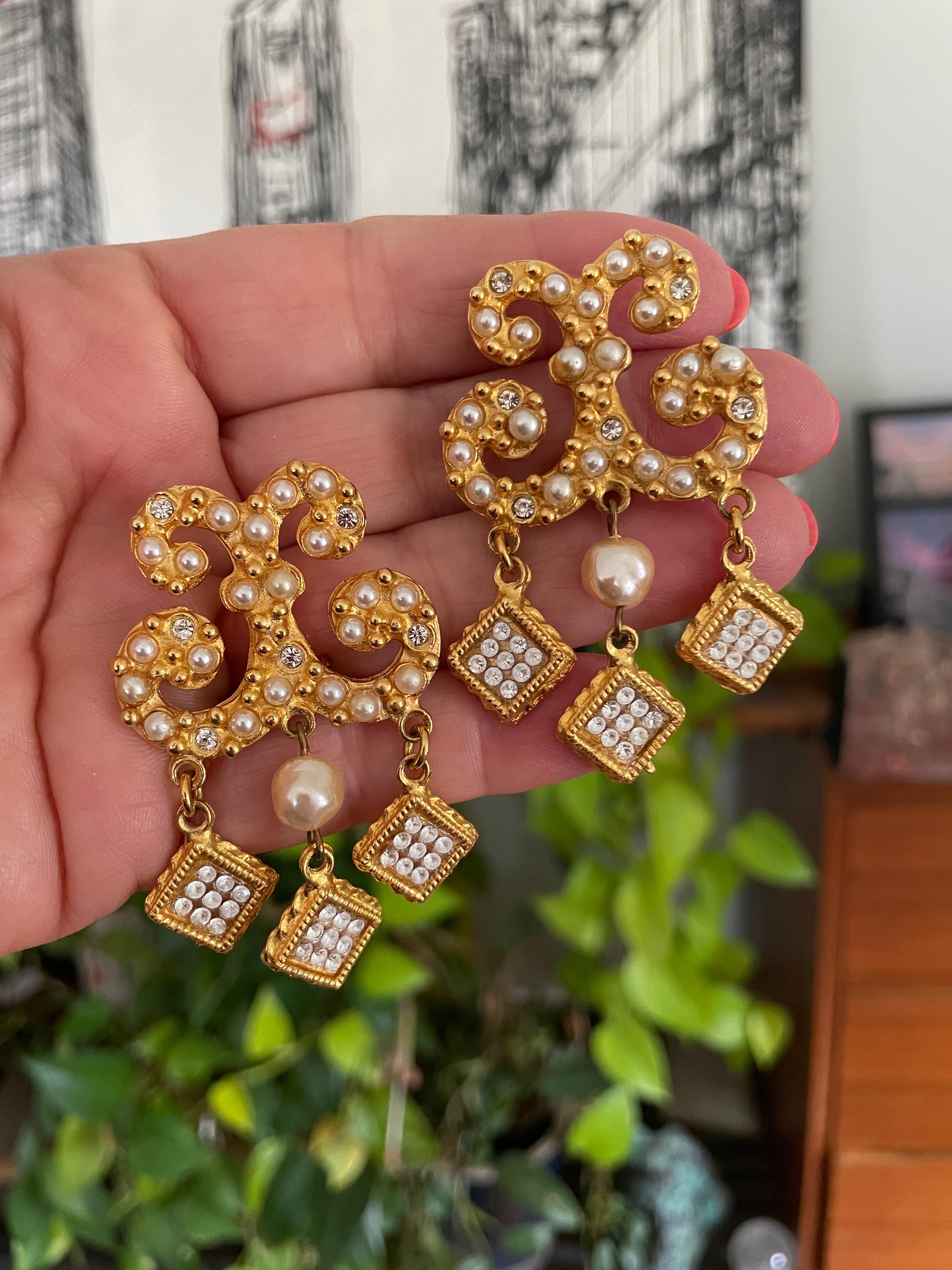 YOSCA Boucles d'oreilles pendantes en or avec perles et strass jamais portées, années 1990 en vente 1