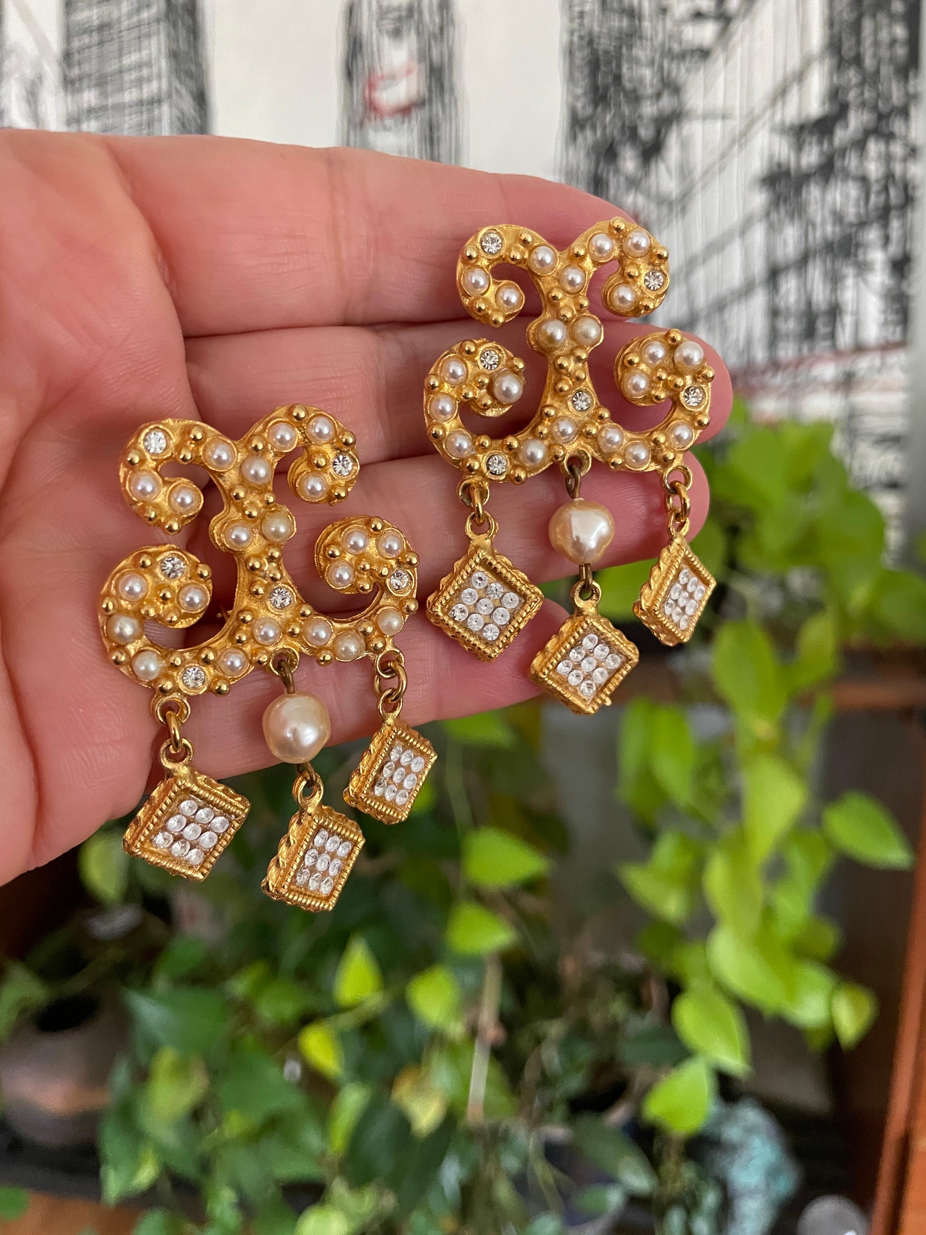 YOSCA Boucles d'oreilles pendantes en or avec perles et strass jamais portées, années 1990 en vente 2