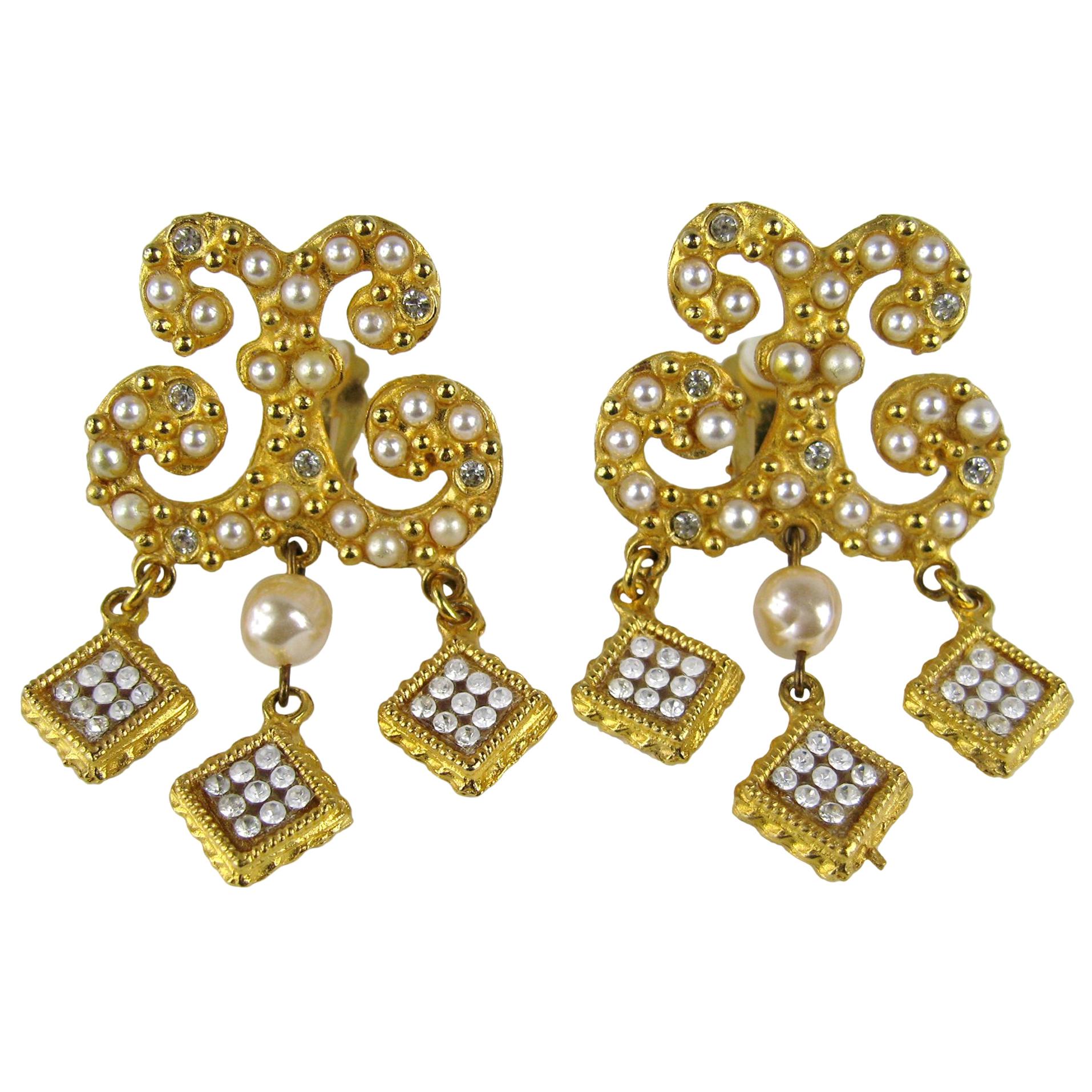 YOSCA Boucles d'oreilles pendantes en or avec perles et strass jamais portées, années 1990 en vente