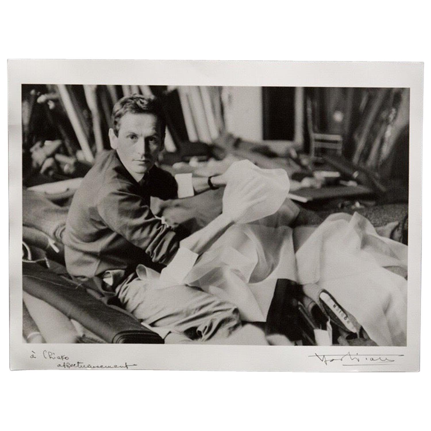 Portrait de Pierre Cardin.
Signé et tamponné au dos (voir photo)
La dédicace de l'artiste se trouve en bas à droite.

 Yoshi Takata était un artiste, né en 1916 et mort à Paris en 2009. Japonais de naissance, parisien d'adoption, Yoshi Takata a été