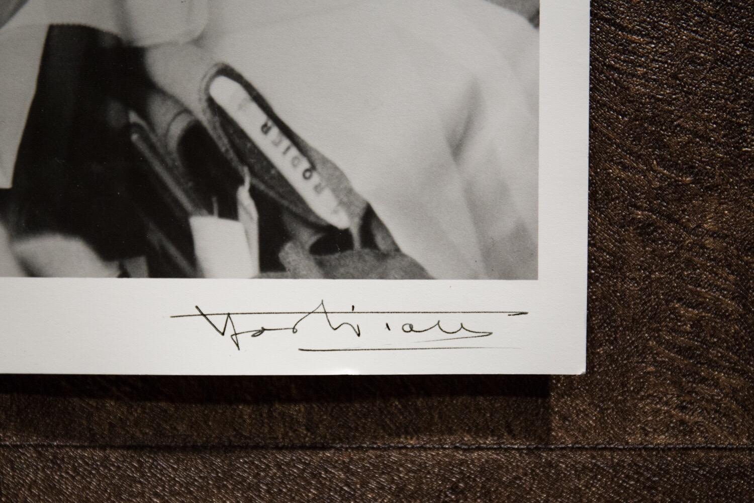 Pierre Cardin-Porträt von Yoshi Takata  Schwarz-Weiß-Fotografie (Moderne) im Angebot