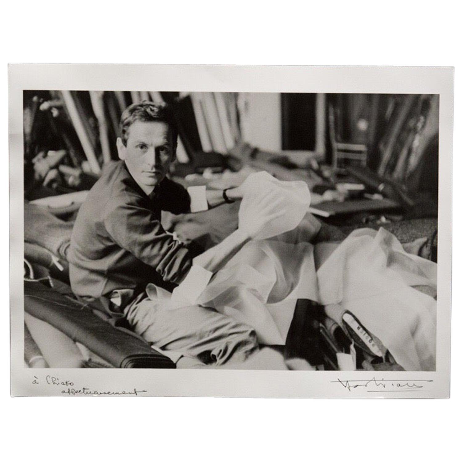 Pierre Cardin-Porträt von Yoshi Takata  Schwarz-Weiß-Fotografie im Angebot
