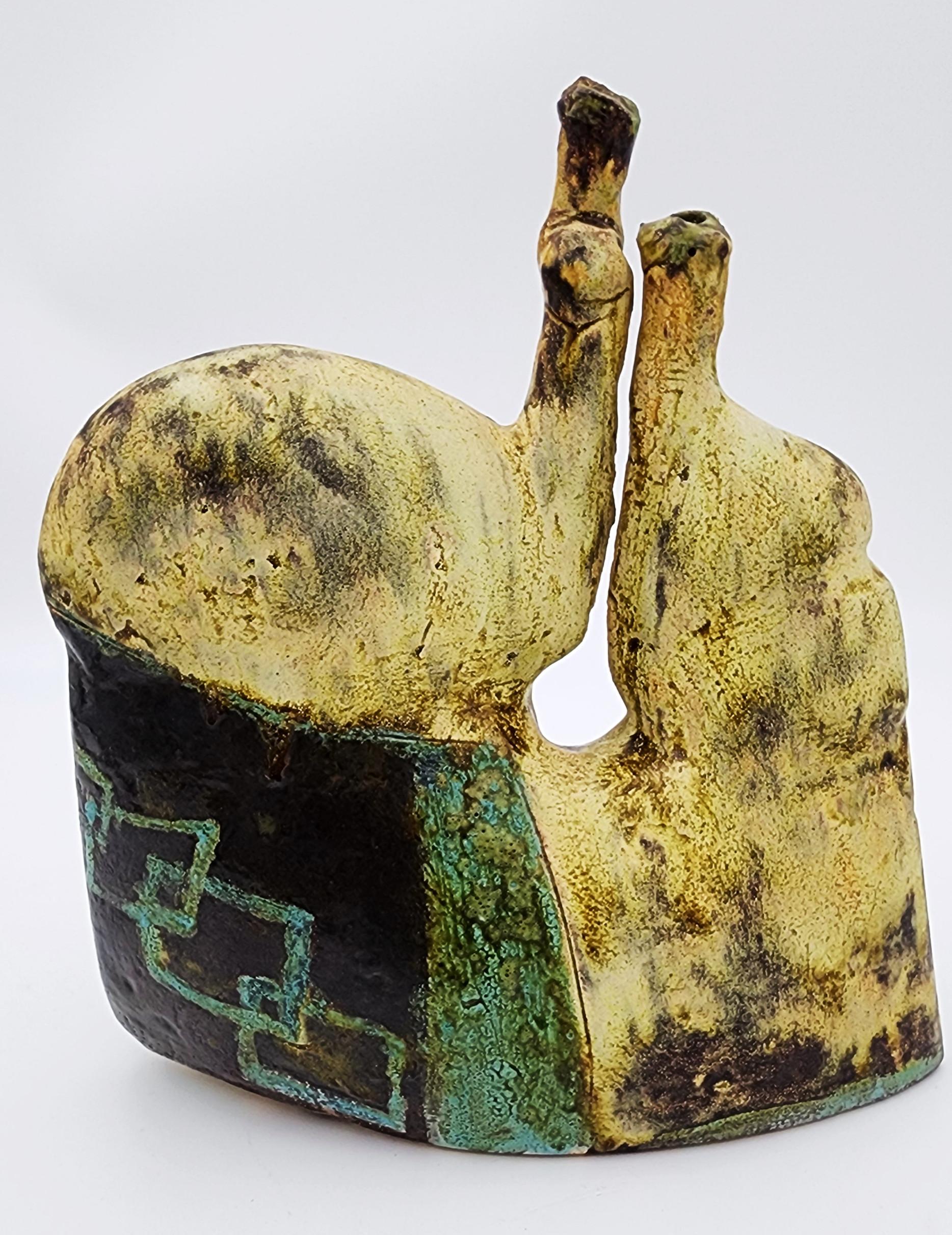 Yoshiro Ikeda
Forma con due cilindri (Arte ceramica, Ceramica artigianale, Forme organiche)
Ceramica, smalto
Anno: Sconosciuto
11,25 x 10 x 4 pollici
Firmato; in basso 
Il COA ha fornito

Nel corso della sua carriera artistica, Yoshiro Ikeda
