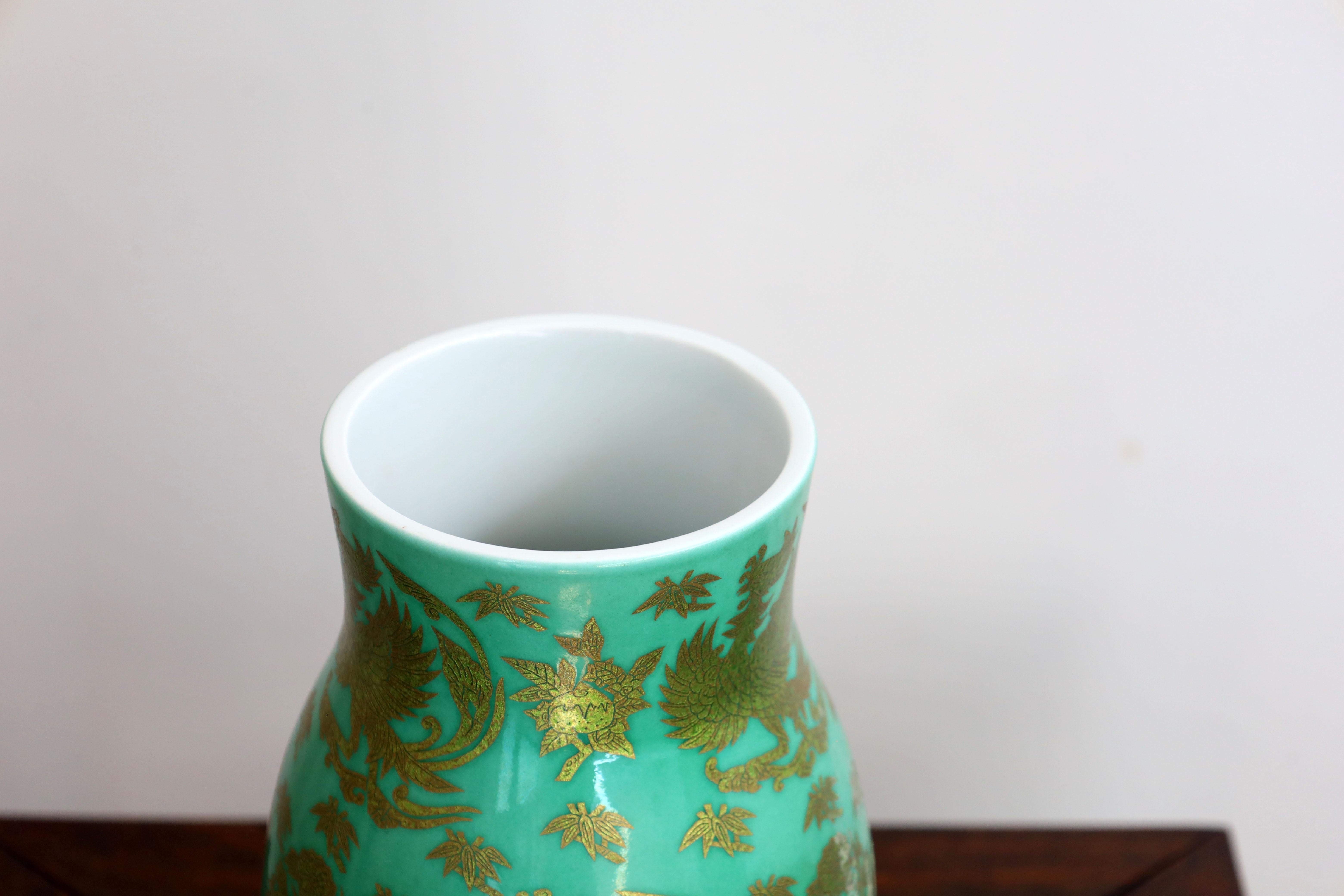 Yoshita Minori Kutani Porcelain Vase In Good Condition For Sale In Mérida, YU