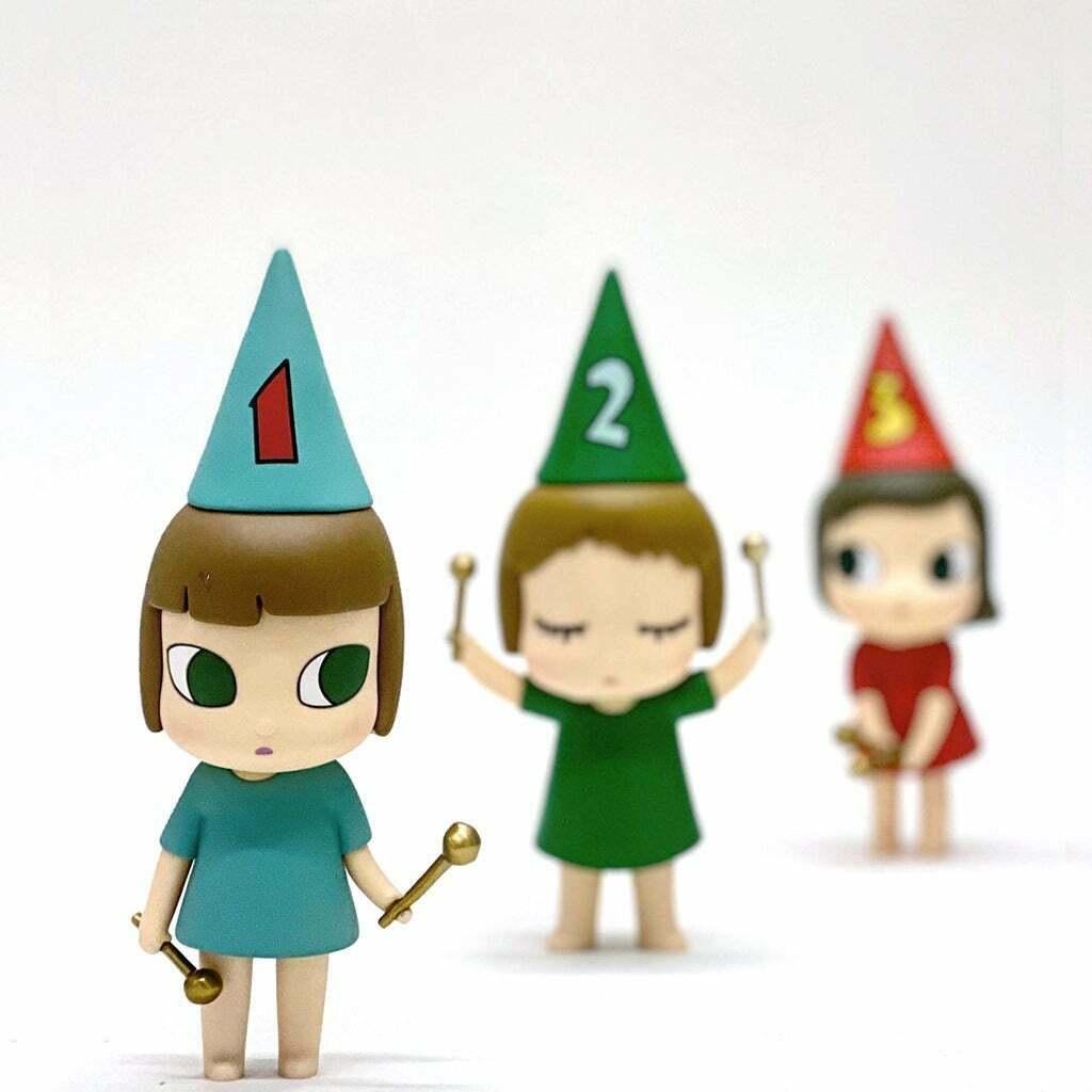 Yoshitomo Nara 123 Conjunto de Niñas Tamborileras Esculturas de Arte Contemporáneo en venta 6