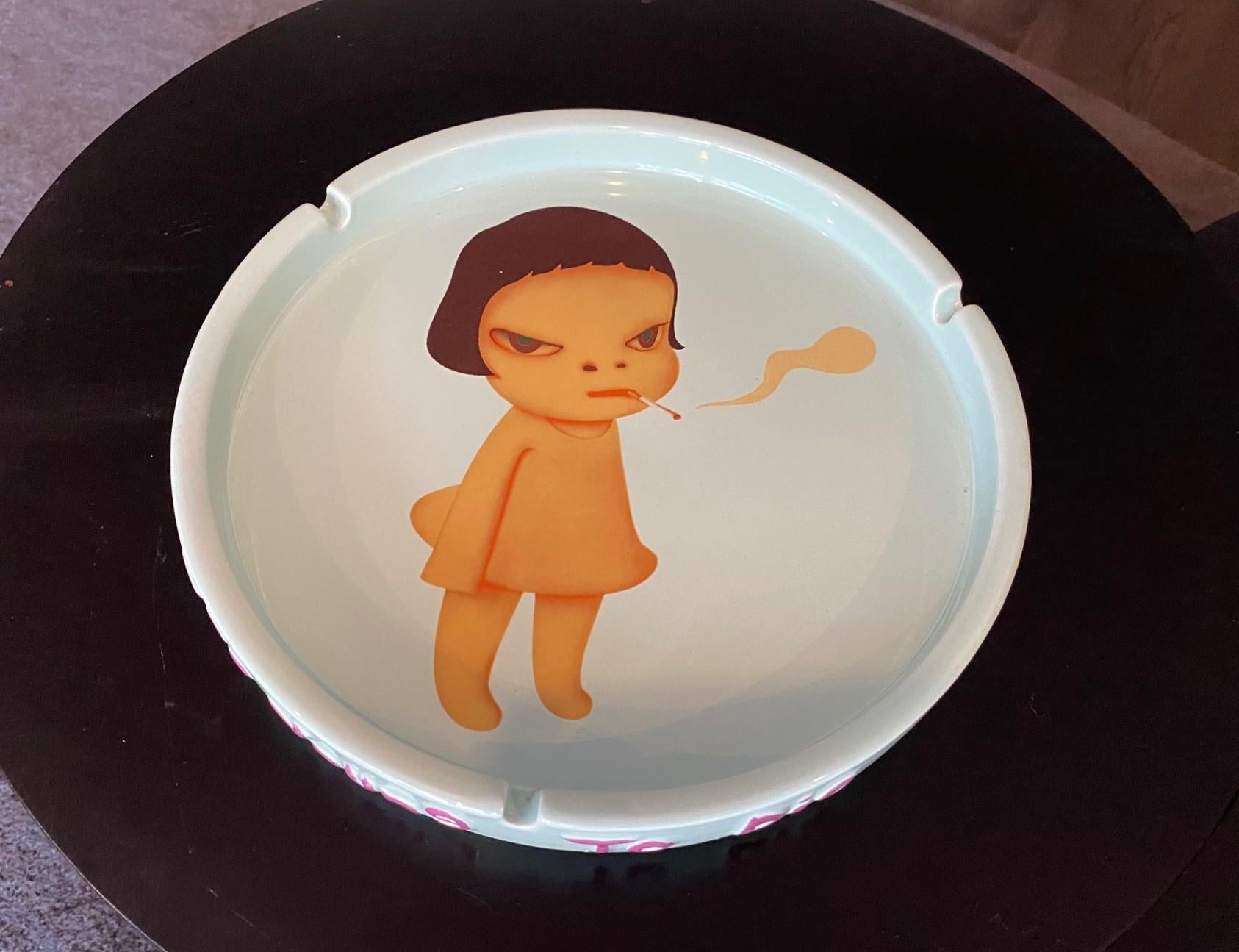 Un bellissimo e ambitissimo grande portacenere/ciotola in ceramica finemente smaltata del Famed artista Pop giapponese Yoshitomo Nara (奈良 美智, 1959- ) intitolato 