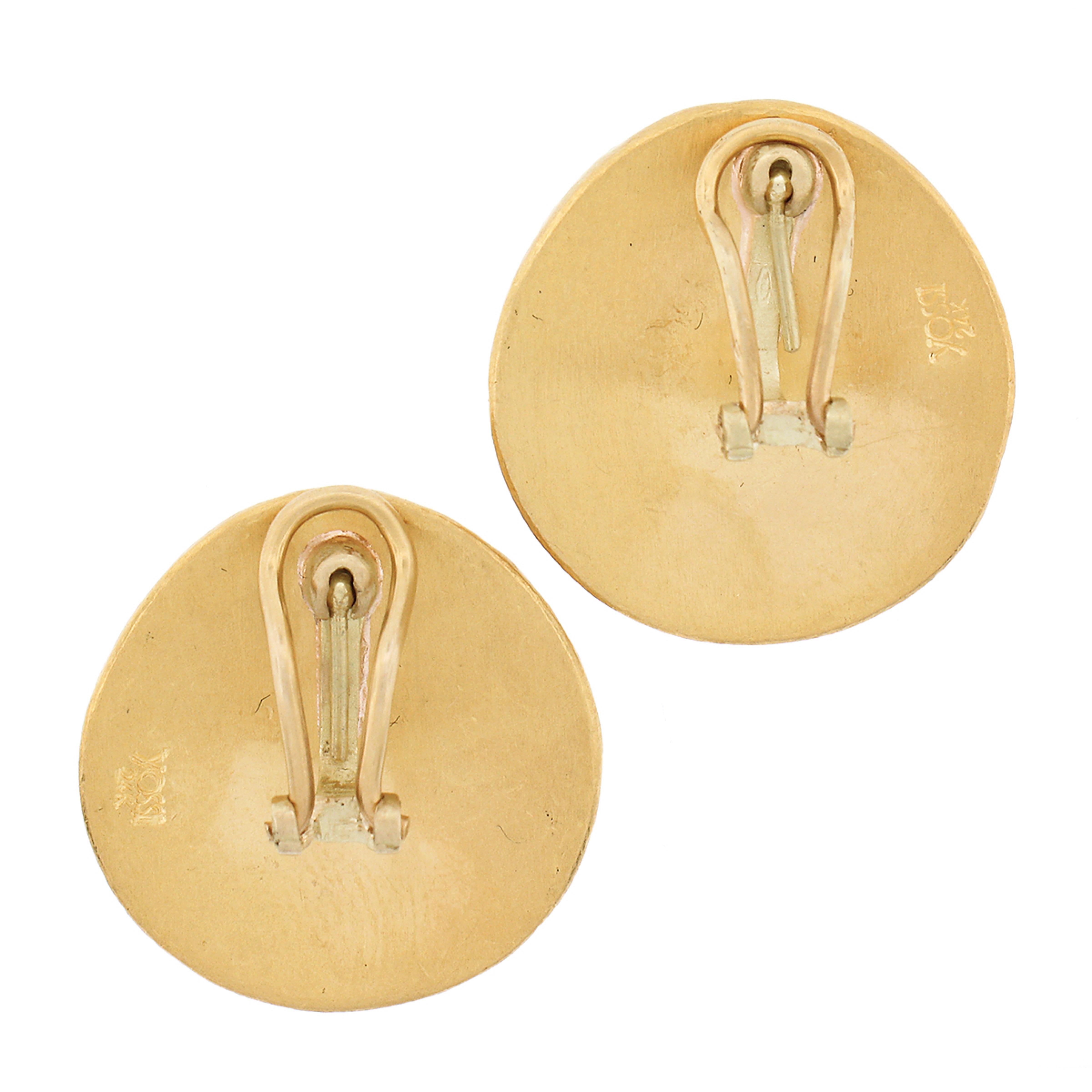 Yossi Harari Roxanne 24k Gelbgold gewölbte, gehämmerte, große Knopfleiste-Ohrringe im Angebot 1