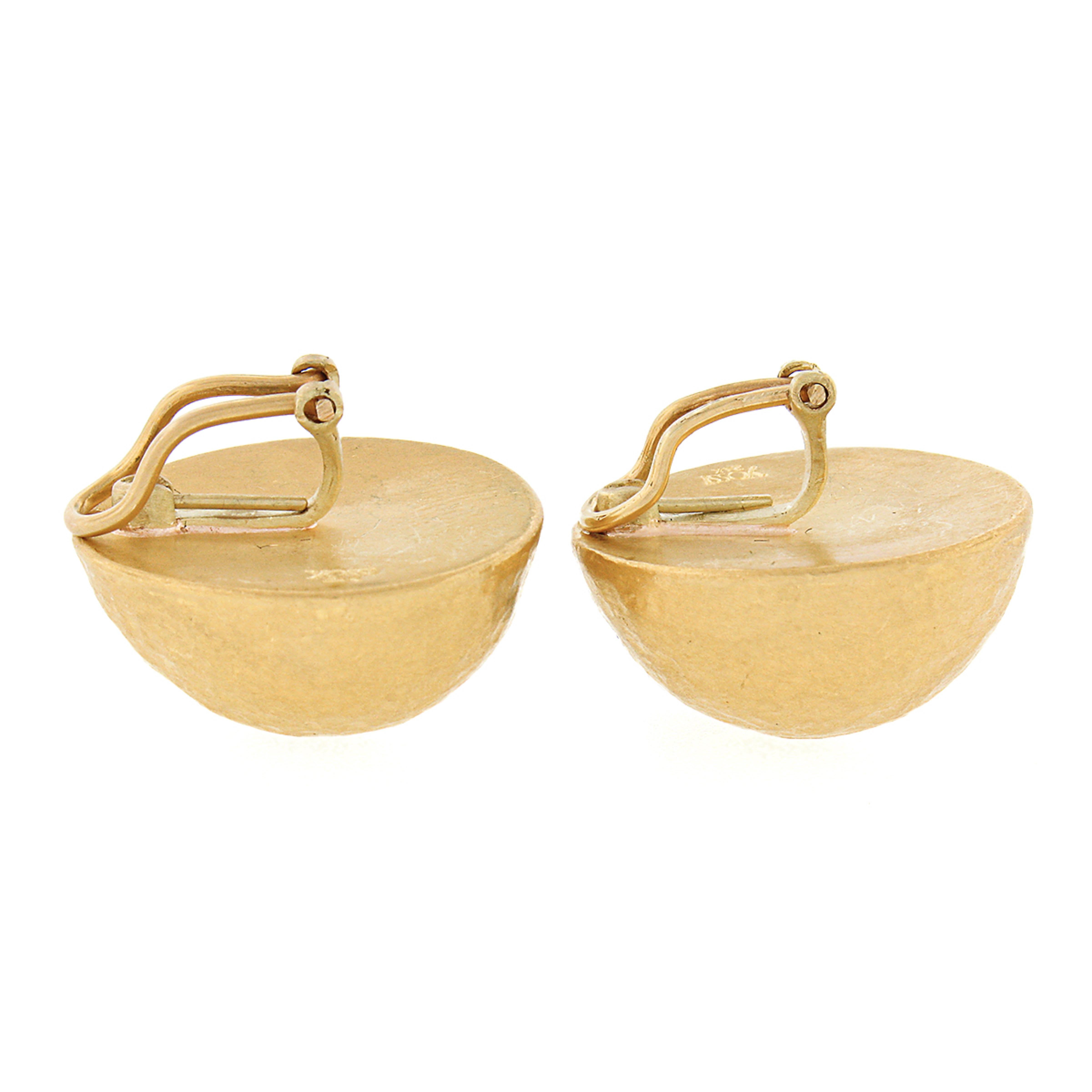 Yossi Harari Roxanne 24k Gelbgold gewölbte, gehämmerte, große Knopfleiste-Ohrringe im Angebot 2