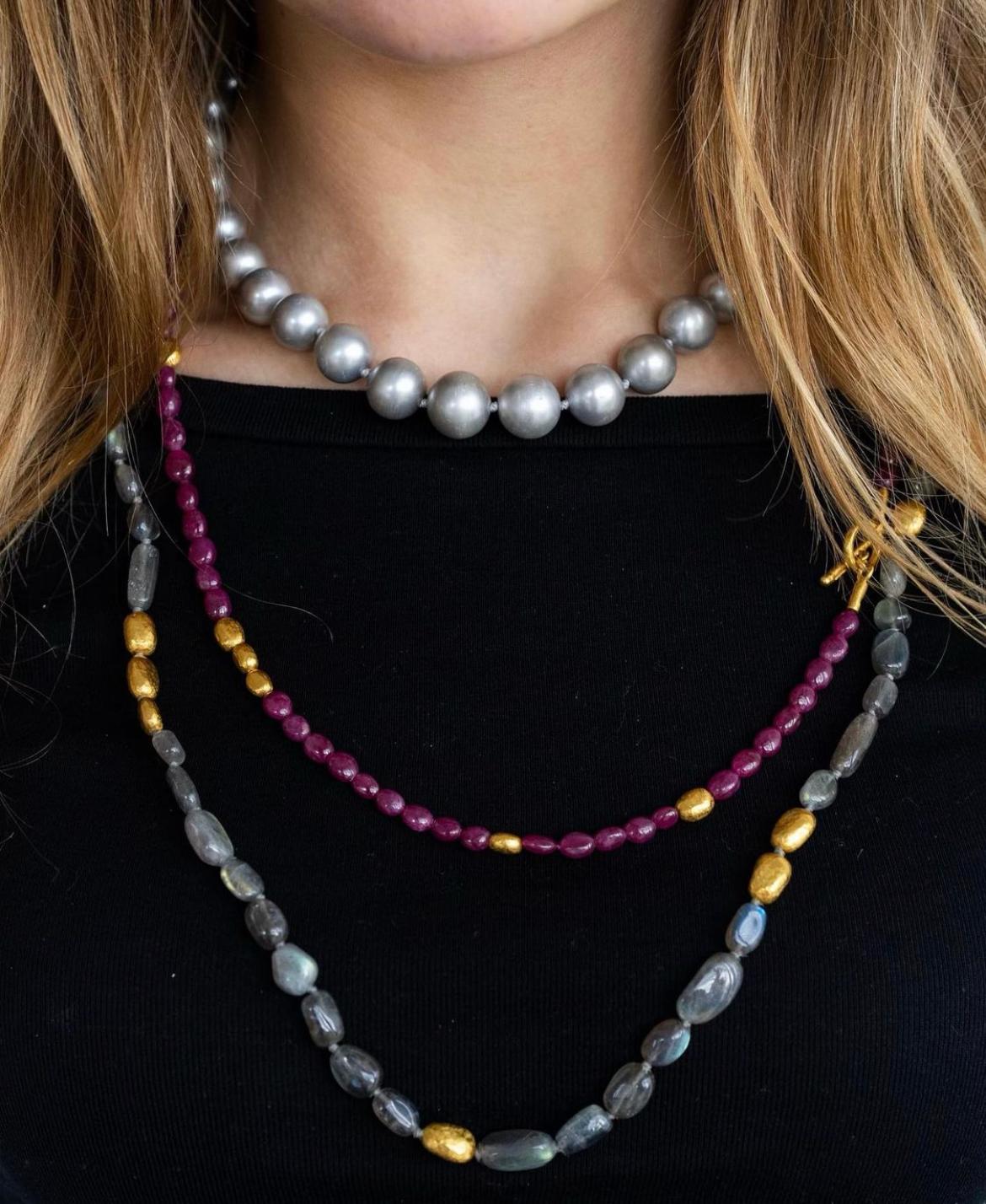 Long collier de rubis et de perles 24k unique en son genre.  Les perles en or sont forgées à la main et ont une texture martelée.  Les rubis sont tous ronds cabachon et sont complètement lisses dans une forme ovale.  Le collier est une pièce
