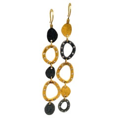 Pendientes colgantes Yossi Harari de oro amarillo y plata de ley
