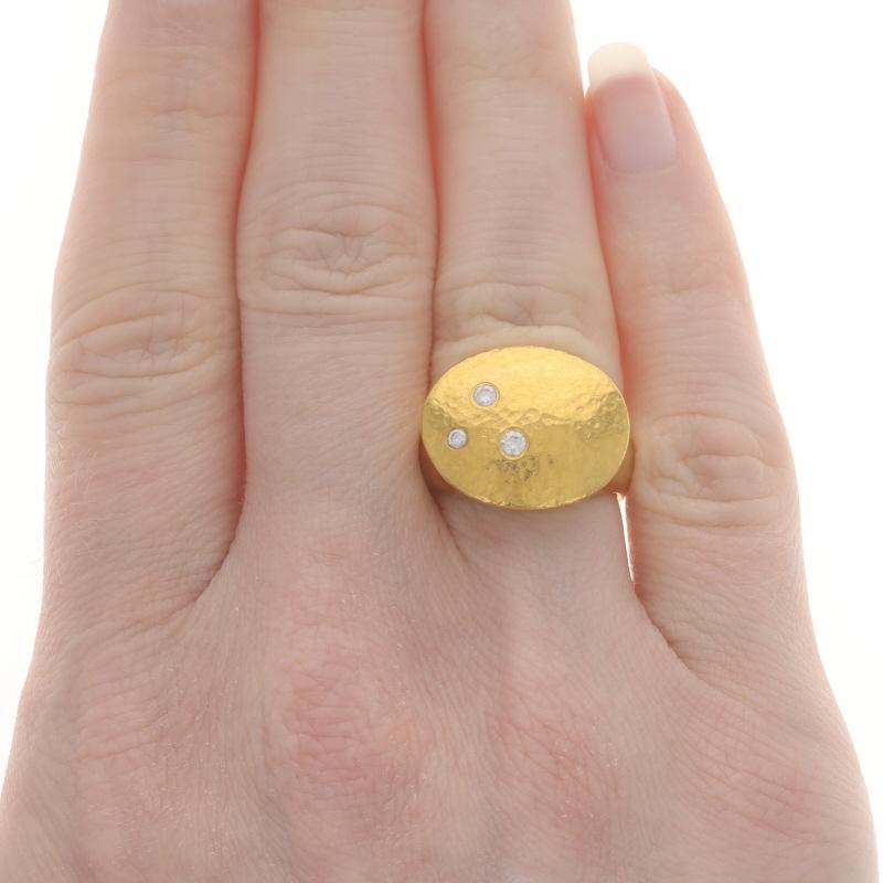 Taille ronde YOSSI Rachel Diamond Cluster Bague en or jaune 24k Round .13ctw martelé en vente