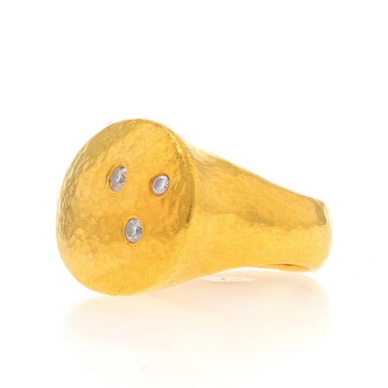 YOSSI Rachel Diamond Cluster Bague en or jaune 24k Round .13ctw martelé Excellent état - En vente à Greensboro, NC