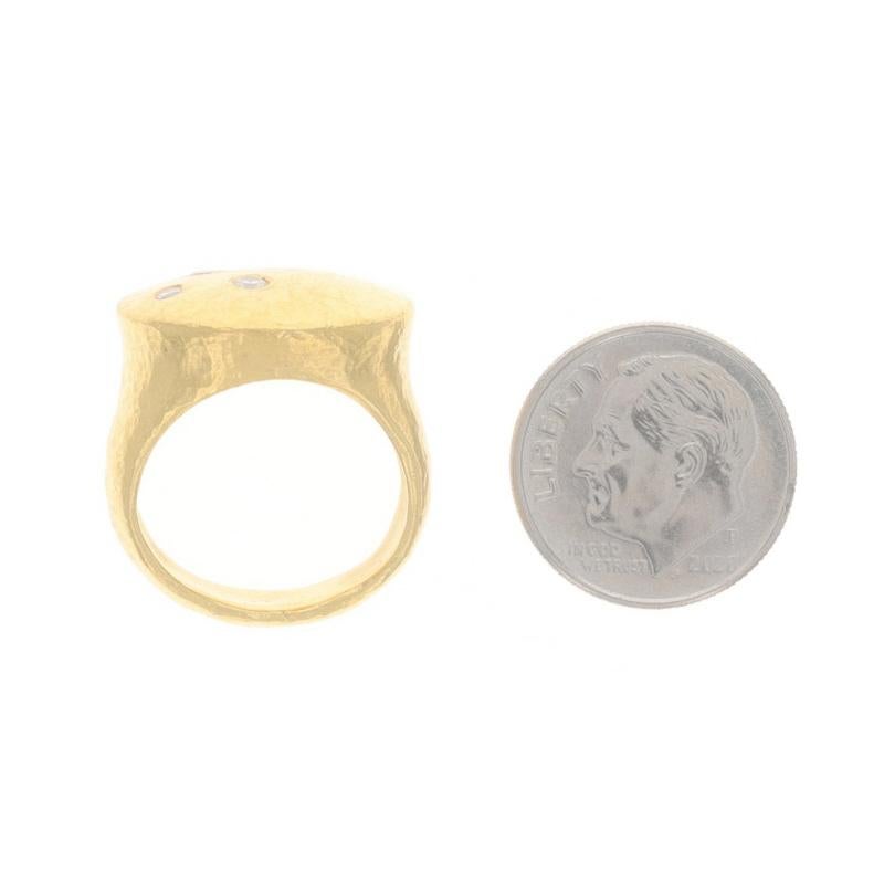 YOSSI Rachel Diamond Cluster Bague en or jaune 24k Round .13ctw martelé en vente 1