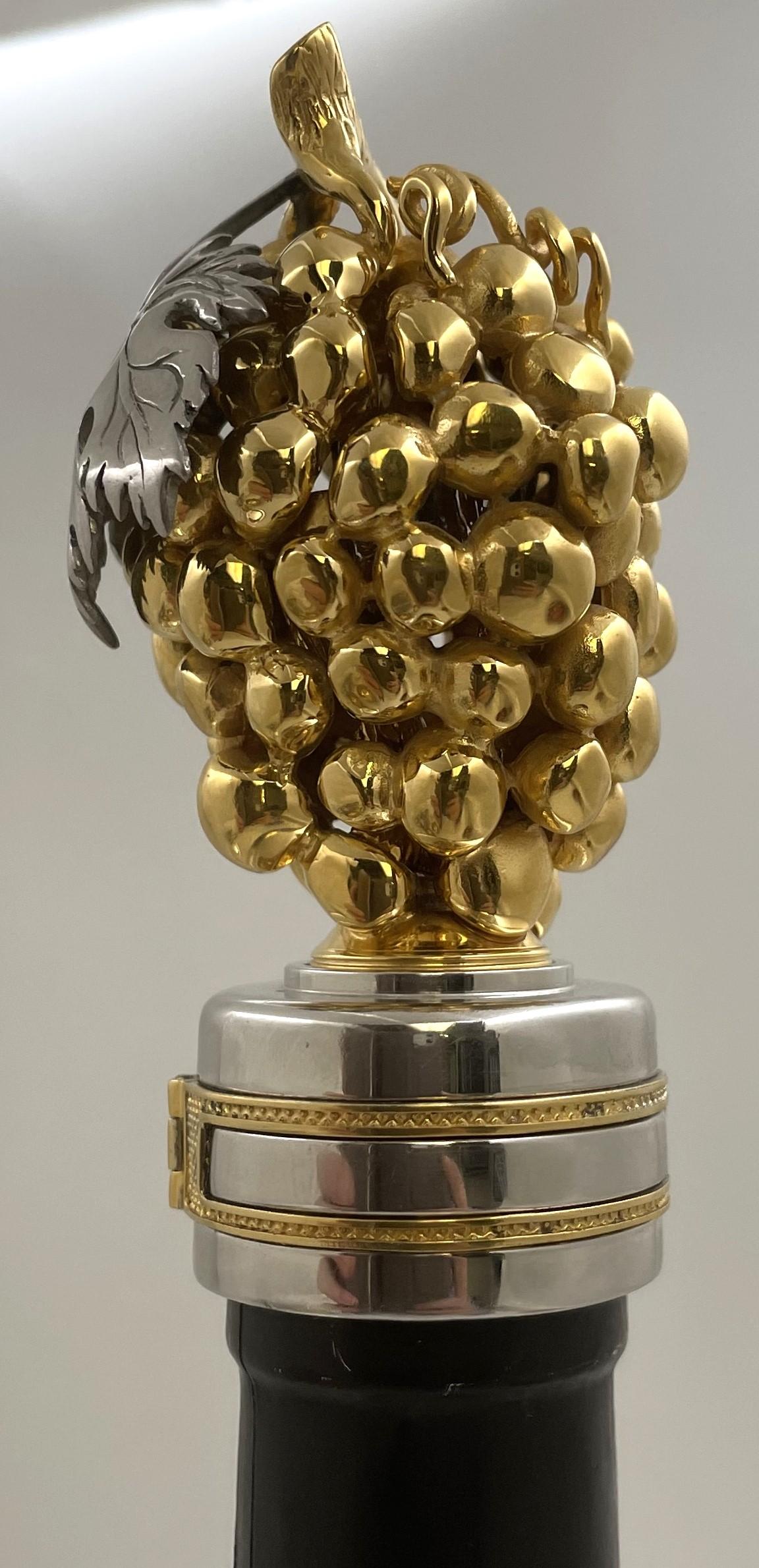 Rare Swed Masters Workshop (Yossi Swed) silver and gilt silver wine stopper, made in Israel in a limited edition numbered 132 out of 500, with vine and grape motifs. It measures 3 3/4'' in height by 1 7/8'' in depth (1 3/8'' in diameter at the level