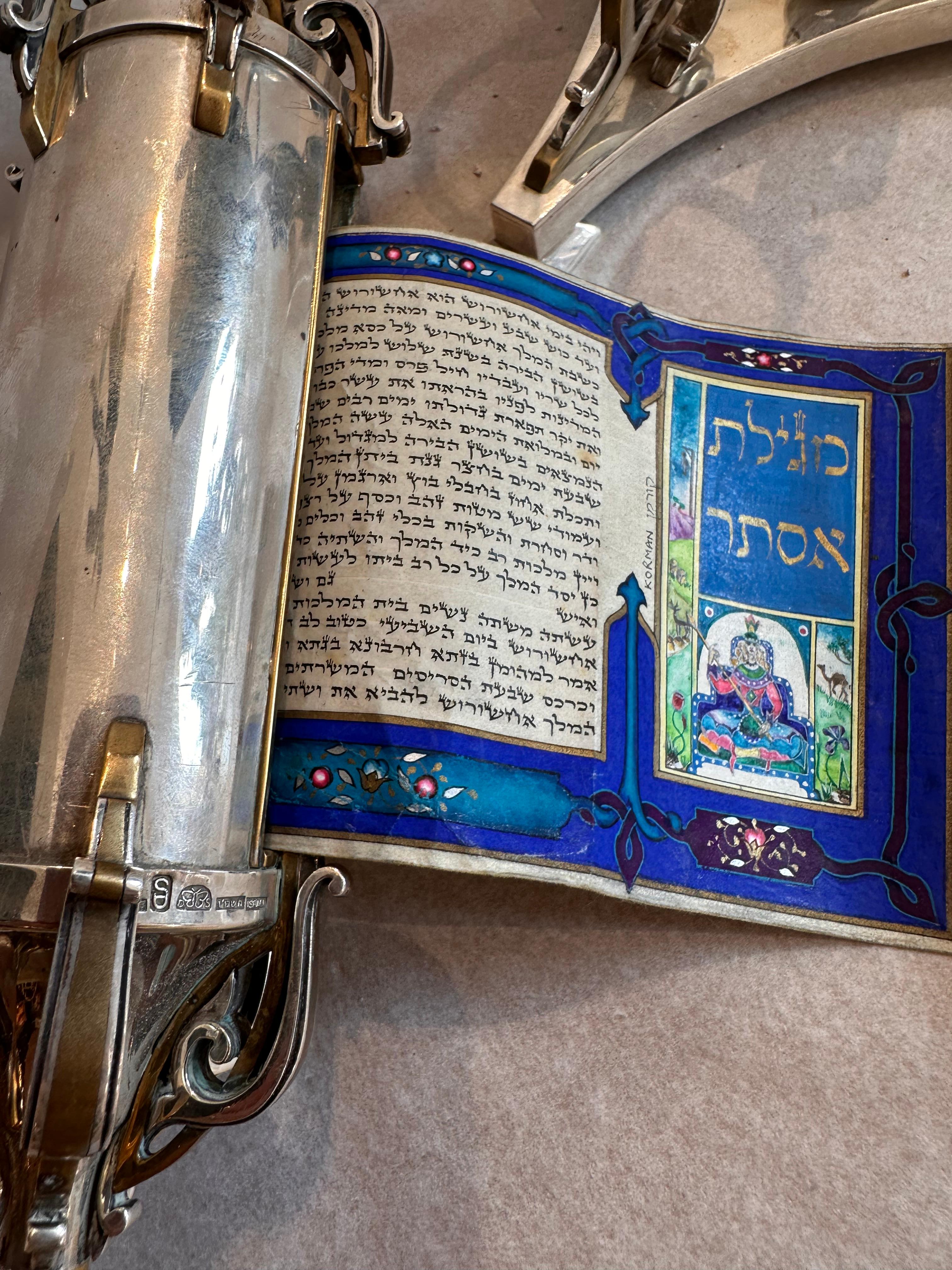 Megillah partielle en or doré et argent sterling avec un rouleau de parchemin illuminé supérieur de la Megilah d'Esther. Cette édition limitée de la Megillah, réalisée par un artiste de renom, témoigne d'une grande maîtrise artistique. Le magnifique