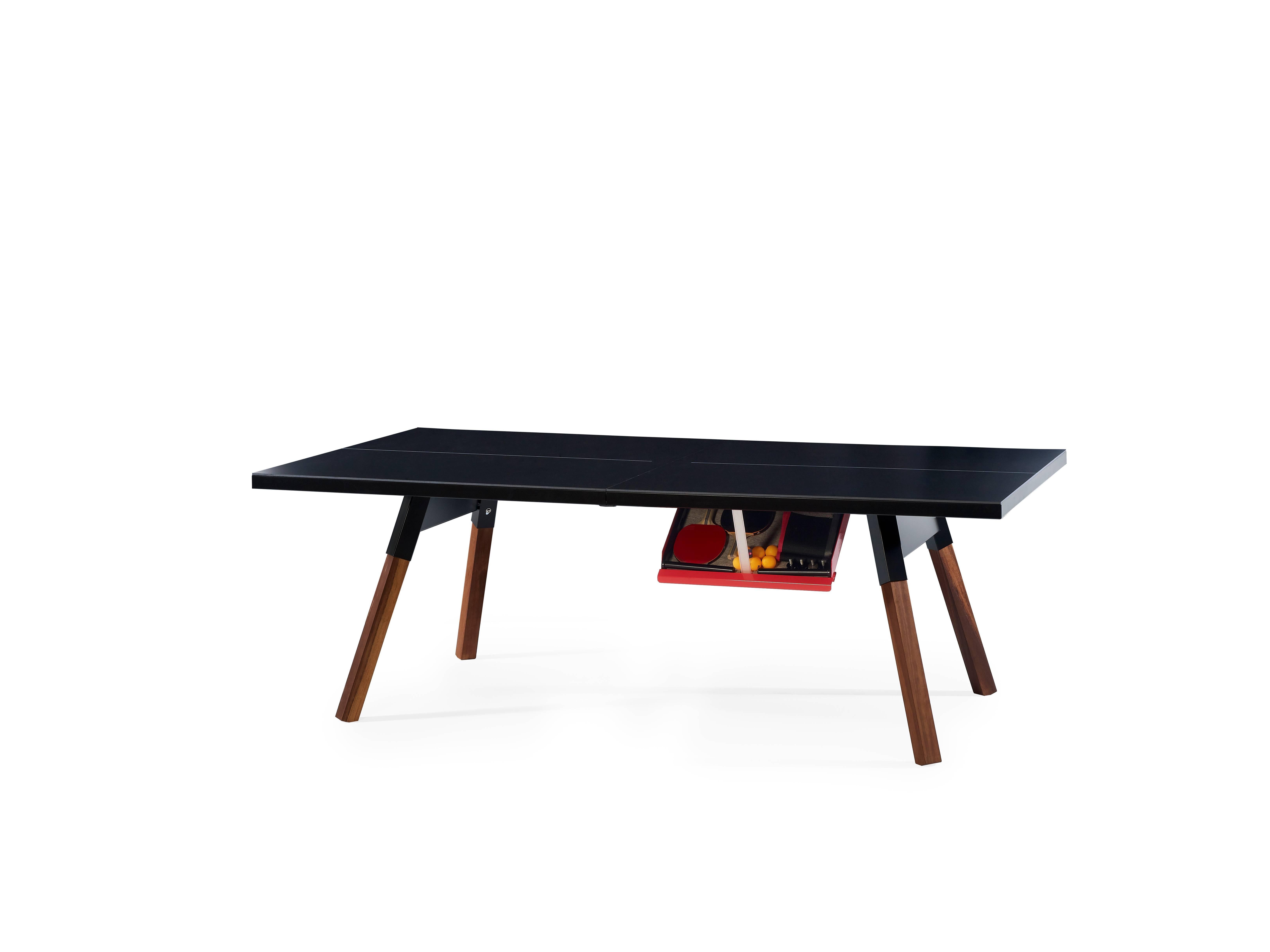You and Me Medium ist ein Tischtennistisch mit kleineren Abmessungen für kleinere Räume, einer Spielfläche, einem Design und einer Struktur, die volle Spielbarkeit bietet. Bei Nichtgebrauch werden alle Sportelemente - das Netz, die Schläger und die
