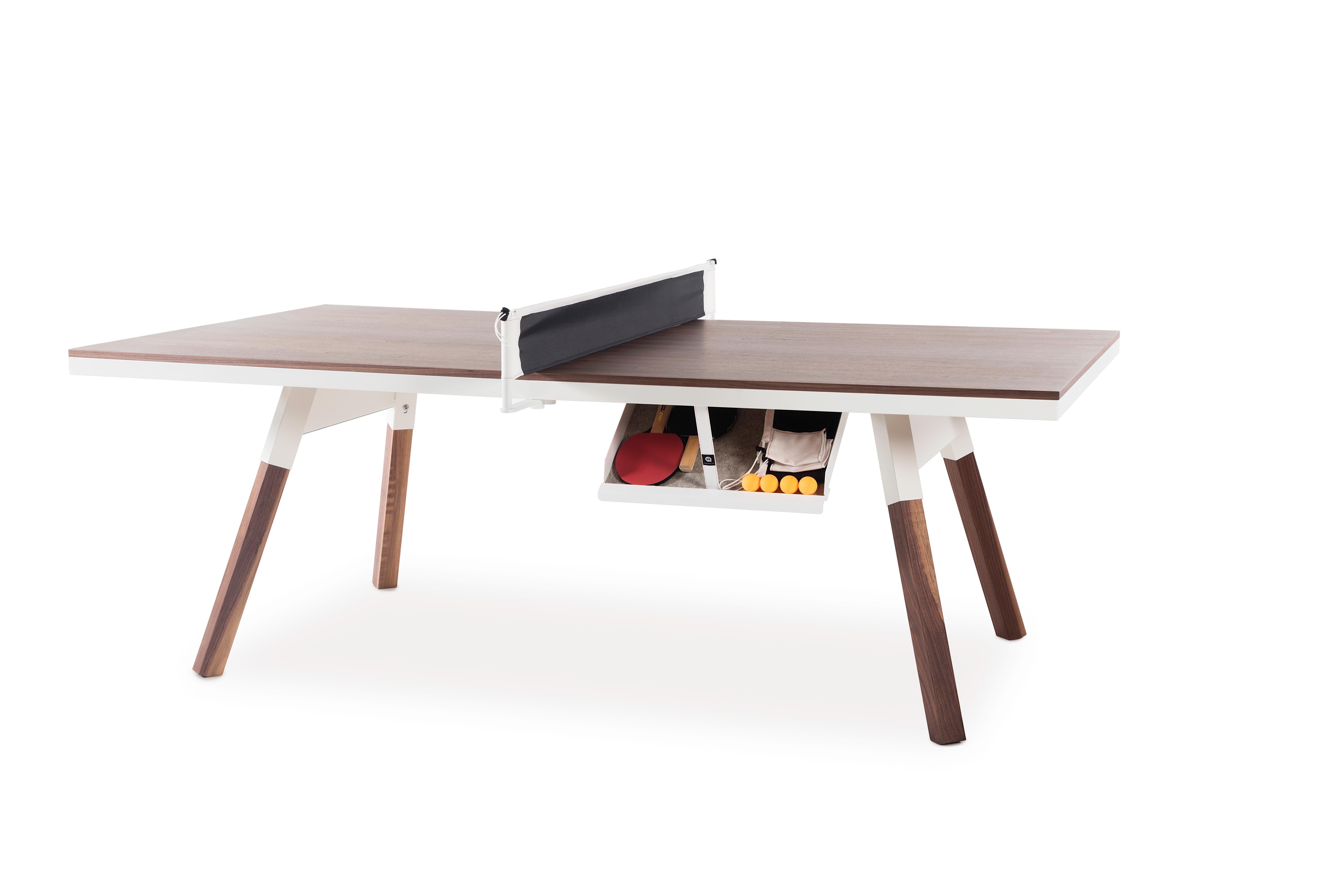 Moderne Table de ping-pong d'intérieur You and Me de RS Barcelona en bois de noyer et blanc en vente