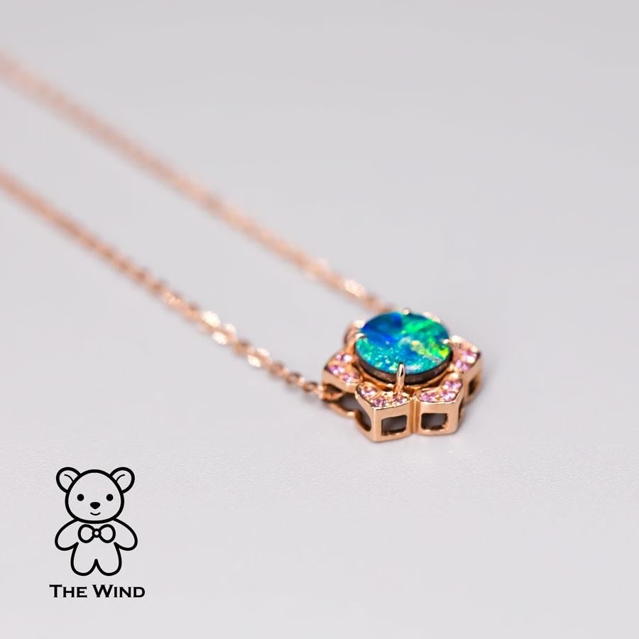 Collana con ciondolo a forma di doppietta australiana di opale e zaffiro rosa in oro rosa 18 carati. 

Nome del disegno: Sei nel mio cuore!

Collana con ciondolo a forma di doppietta australiana di opale e zaffiro rosa in oro rosa 18