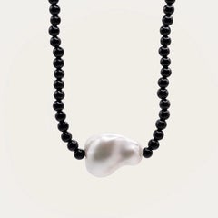 Bracelet coquillage baroque avec perles d'onyx de 12 mm