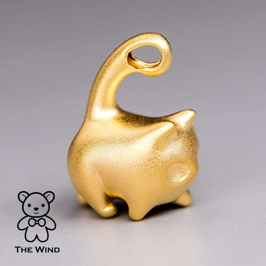 Arts and Crafts You Have the Balls - Adorabile collana con ciondolo a forma di gattino in oro giallo 24 carati in vendita
