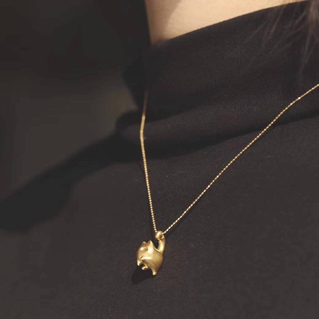 You Have the Balls - Adorabile collana con ciondolo a forma di gattino in oro giallo 24 carati in vendita 1