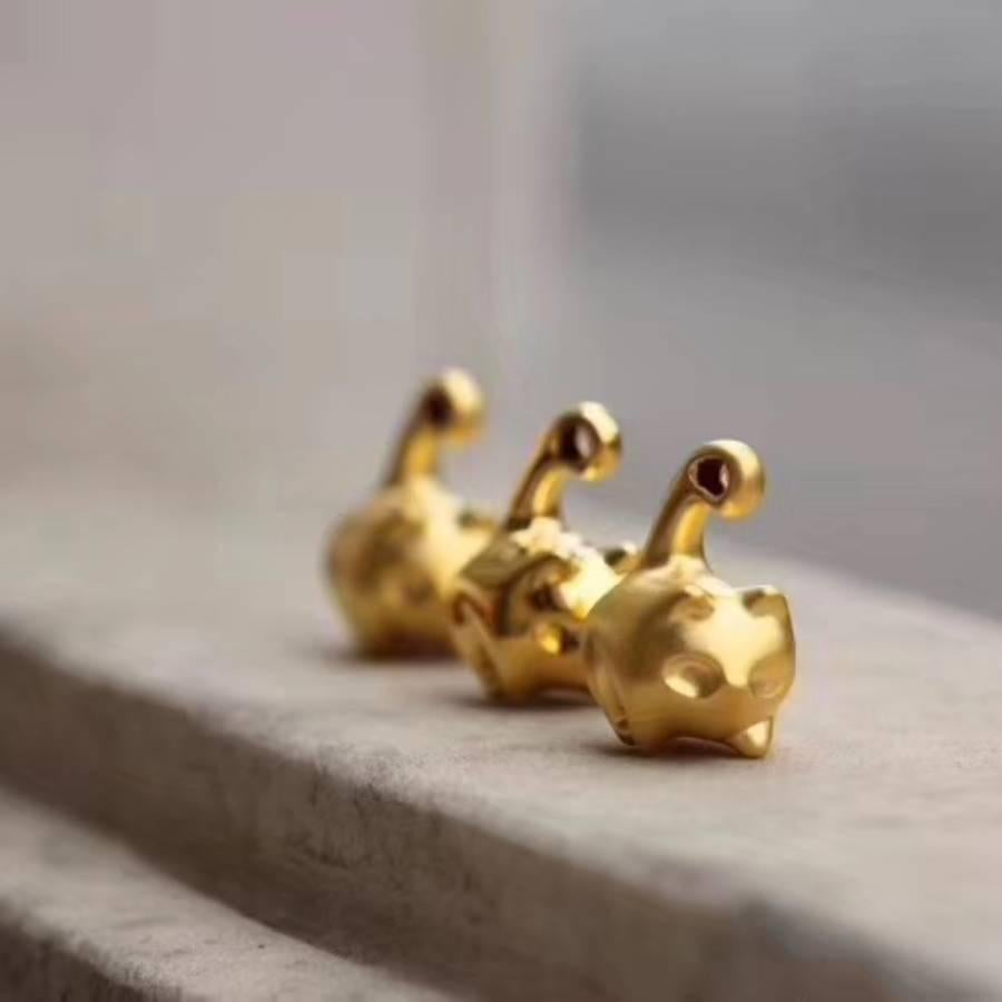 You Have the Balls - Adorabile collana con ciondolo a forma di gattino in oro giallo 24 carati in vendita 2